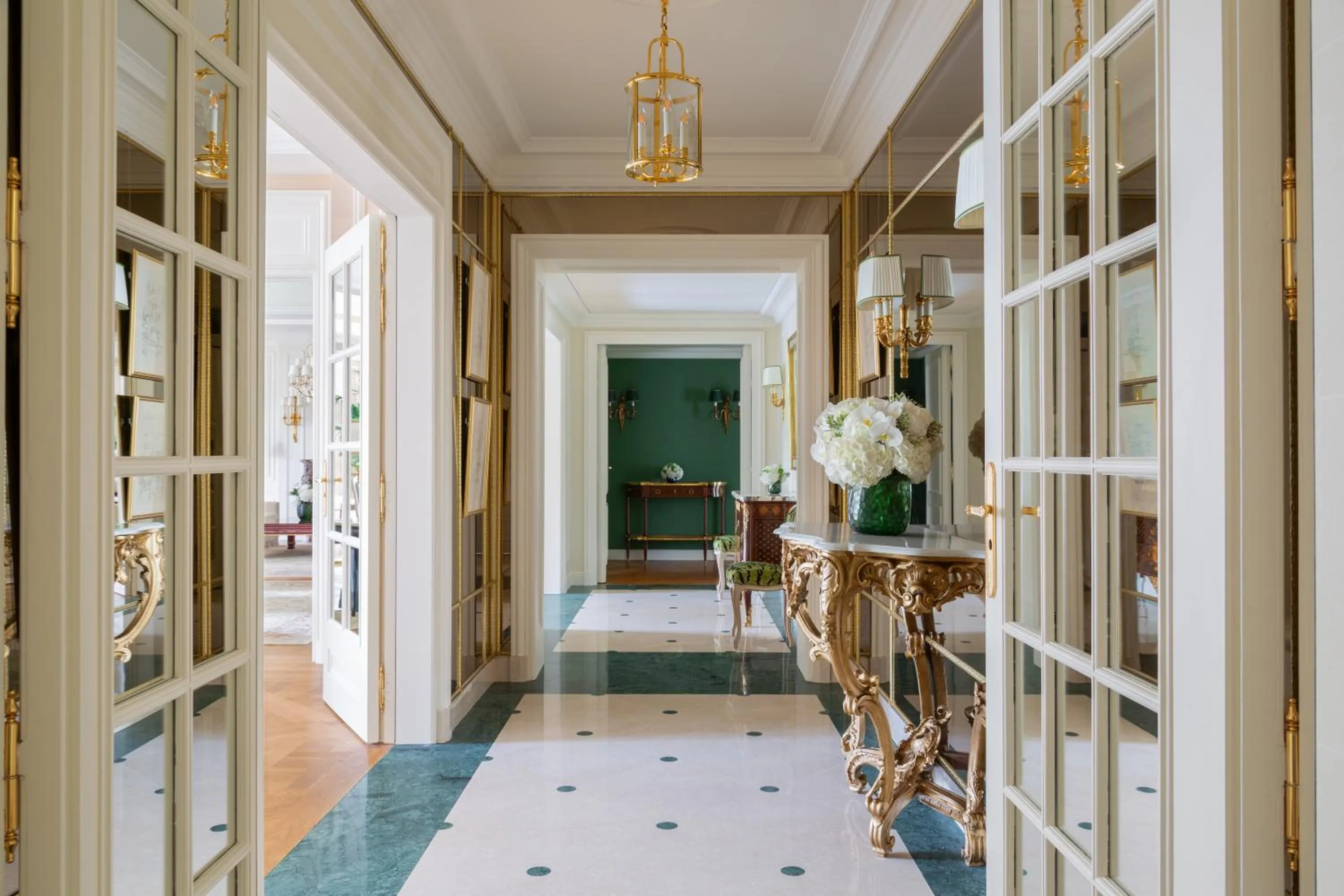 Photo of the whole room in Le Bristol Paris, Oetker Hotels