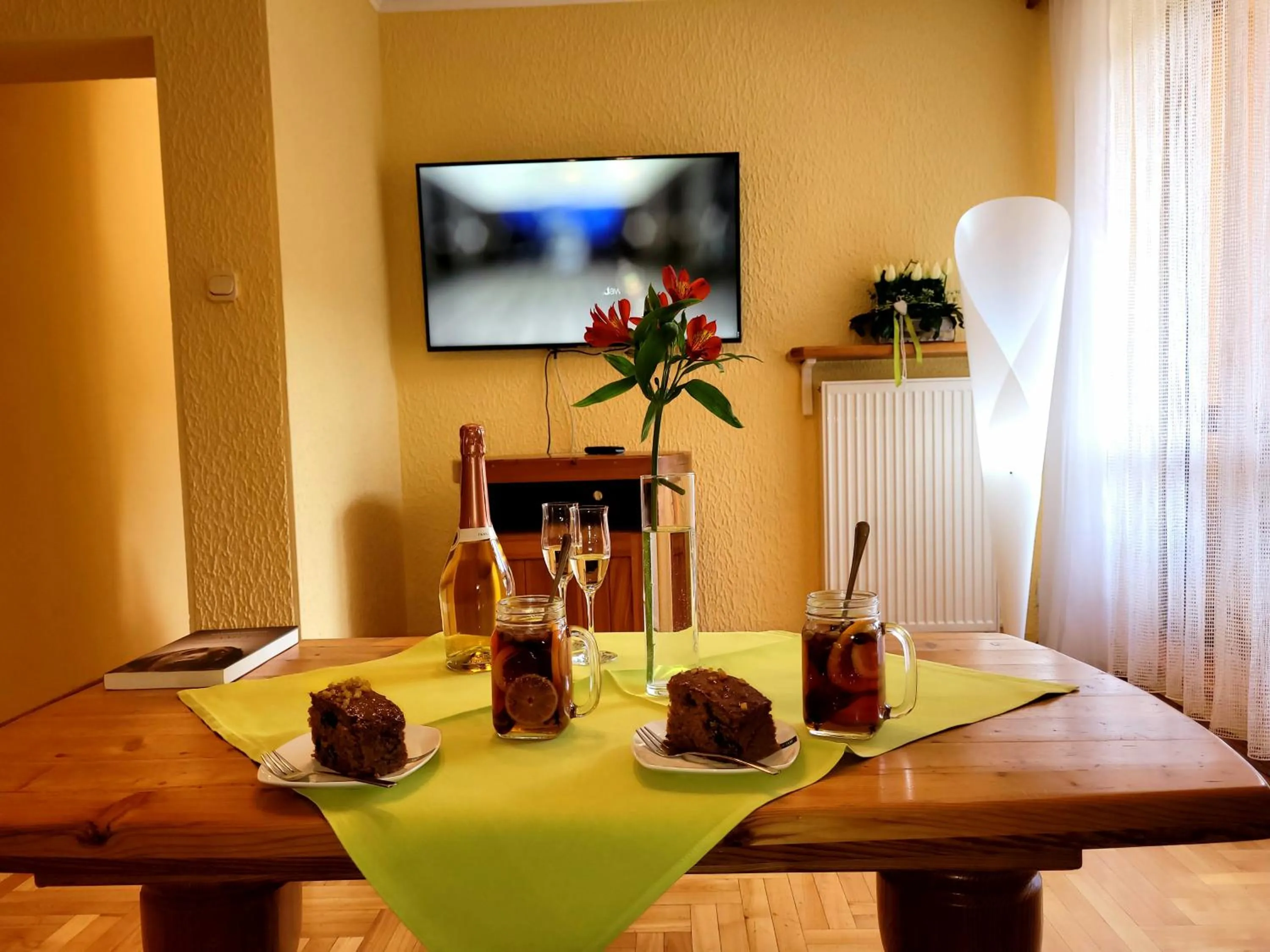 Communal lounge/ TV room in Rezydencja Leśny Dwór