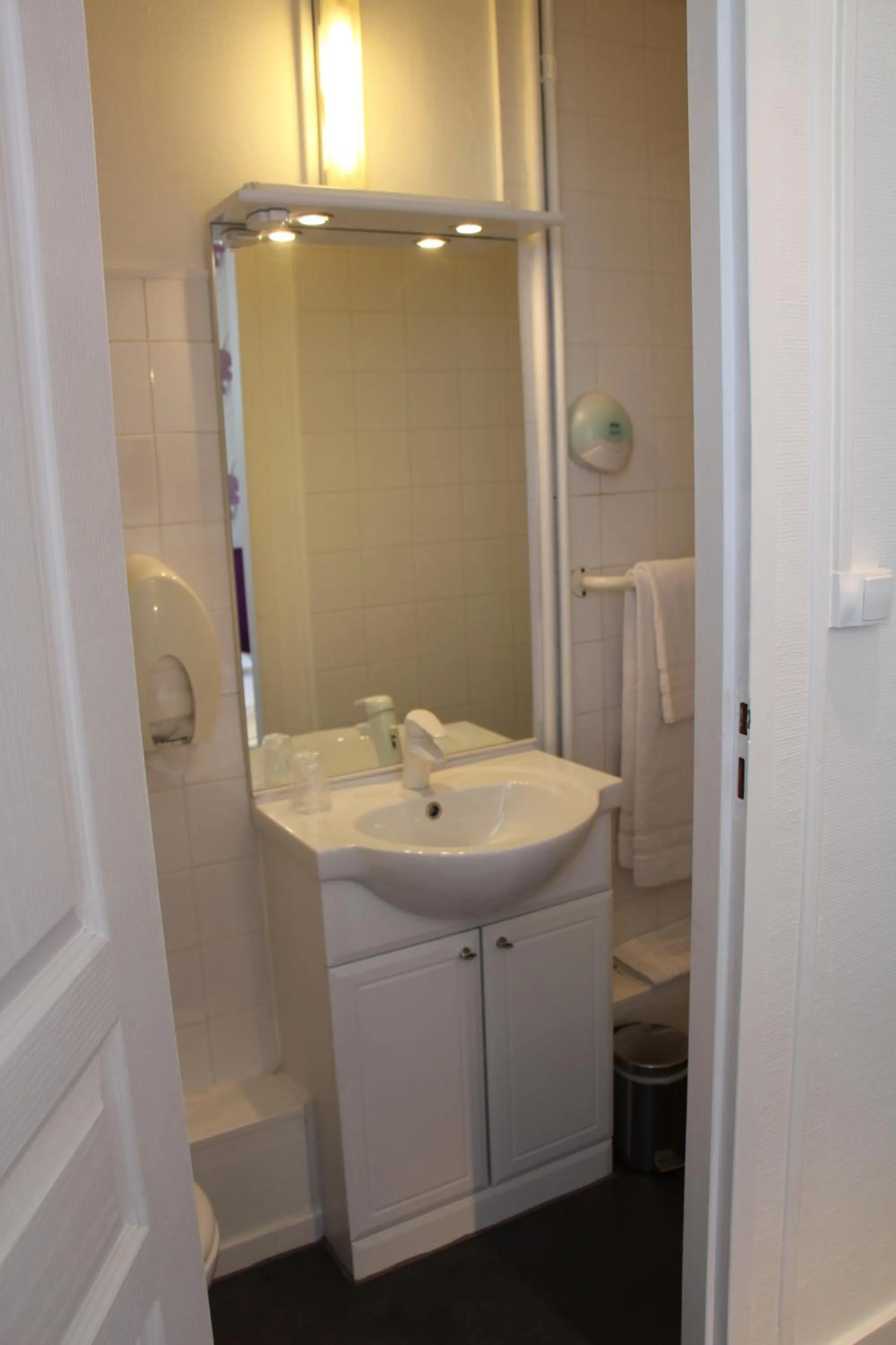 Shower in Hotel d'Orléans