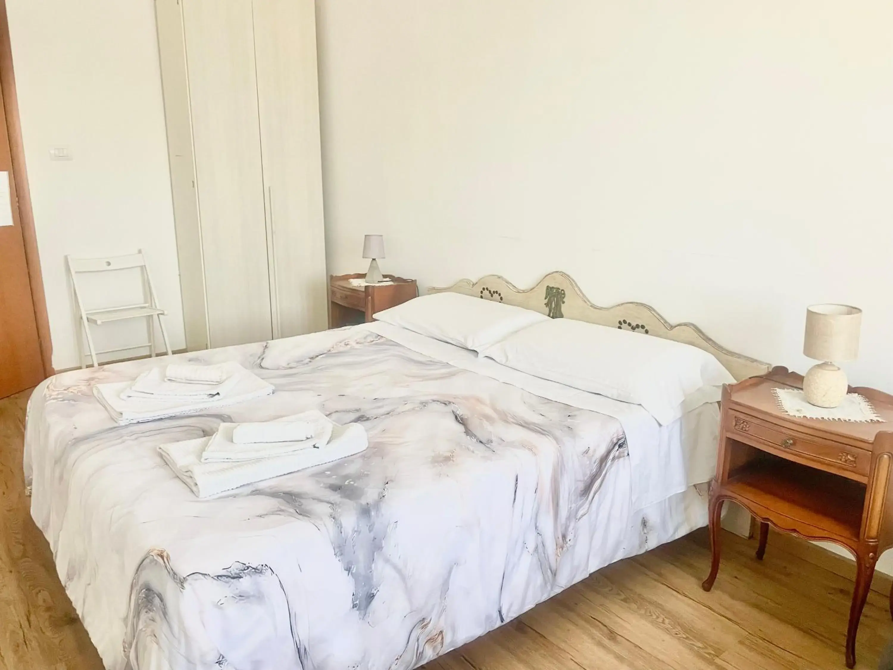 Economy Triple Room with Shared Bathroom - single occupancy in Cavour16 rent bedrooms Economy Triple Room with Shared Bathroom - single occupancy in Cavour16 rent bedrooms