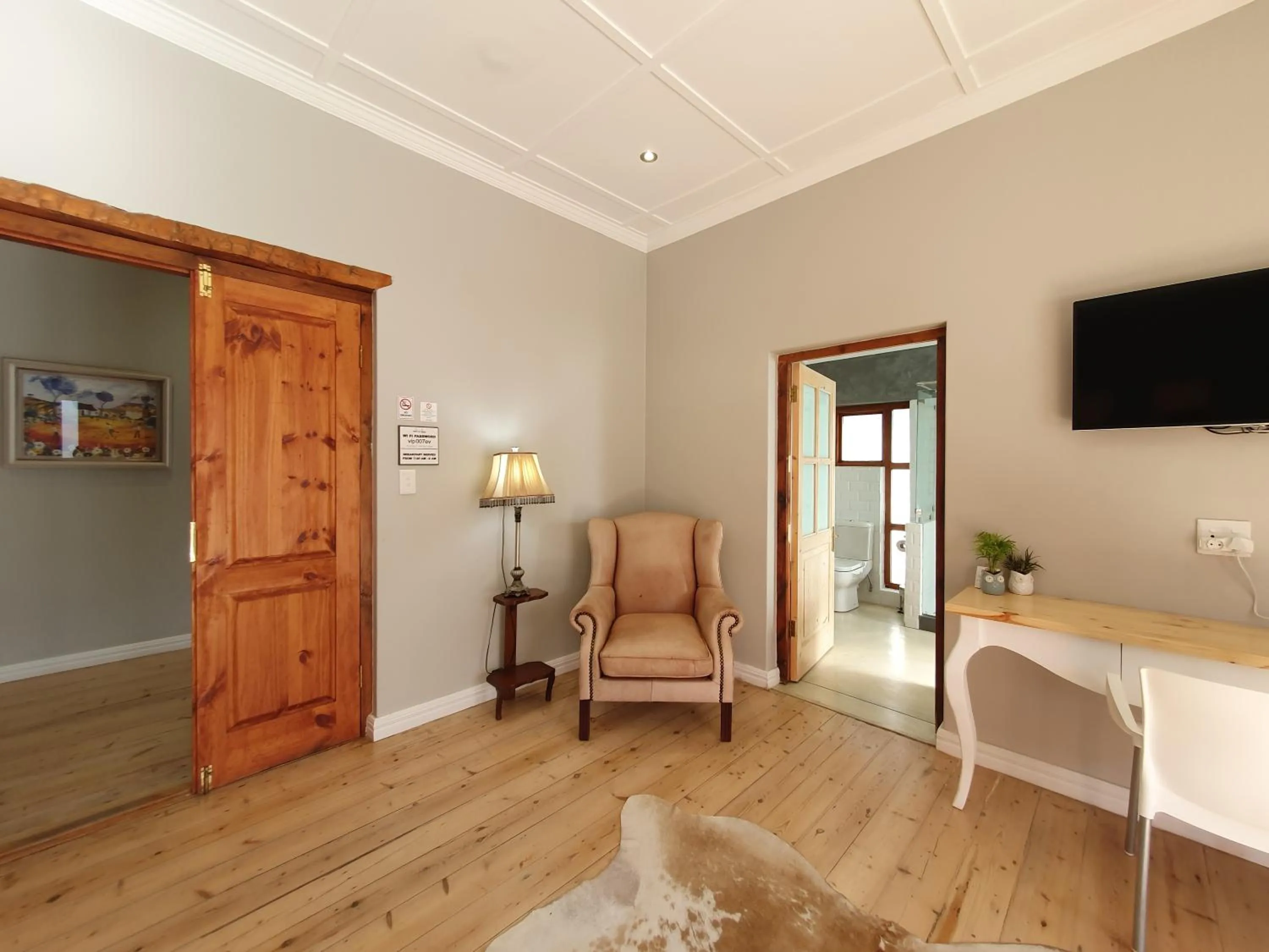 TV and multimedia in Two Fat Owls Guesthouse