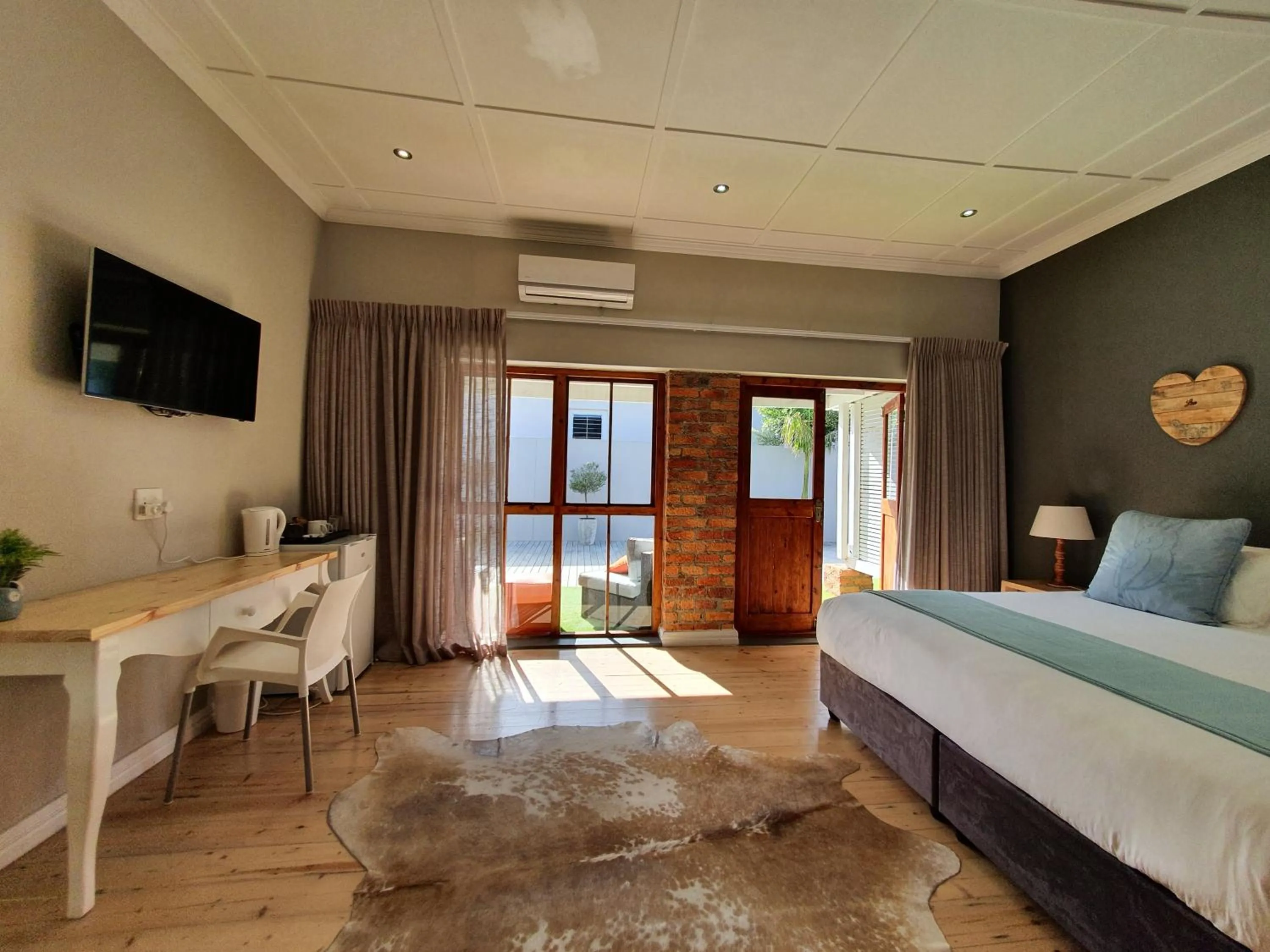 Patio, Bed in Two Fat Owls Guesthouse