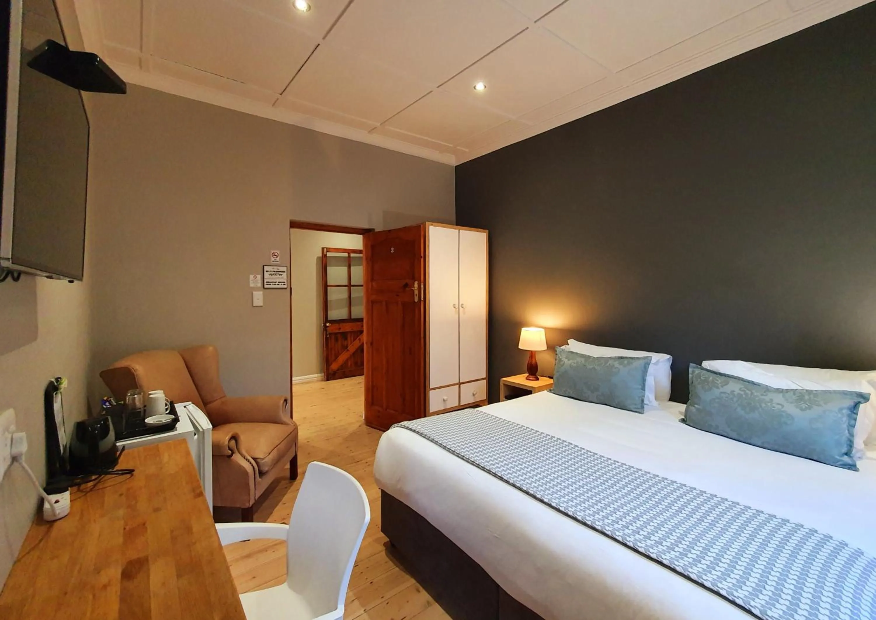 Photo of the whole room, Bed in Two Fat Owls Guesthouse