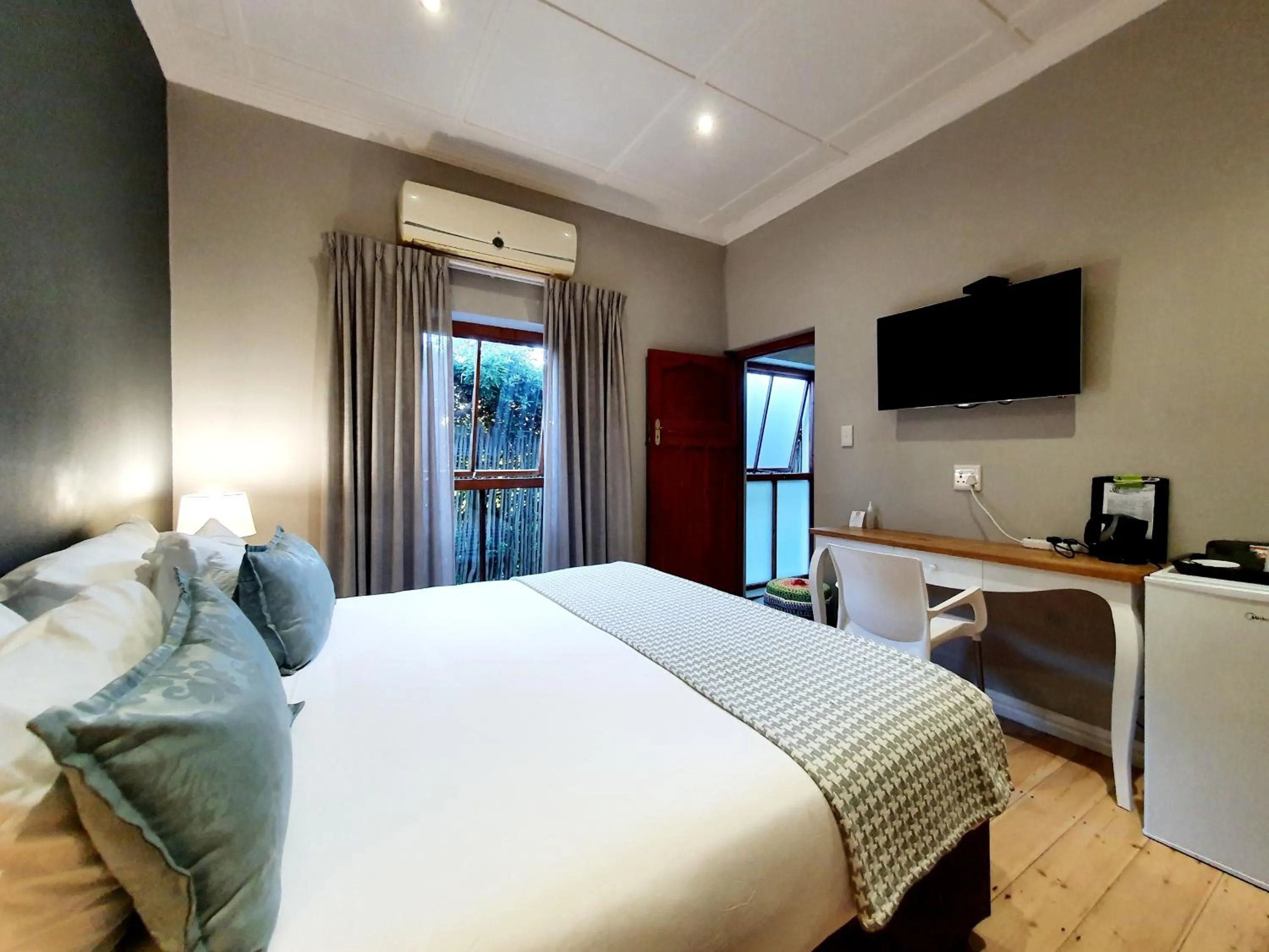 TV and multimedia, Bed in Two Fat Owls Guesthouse