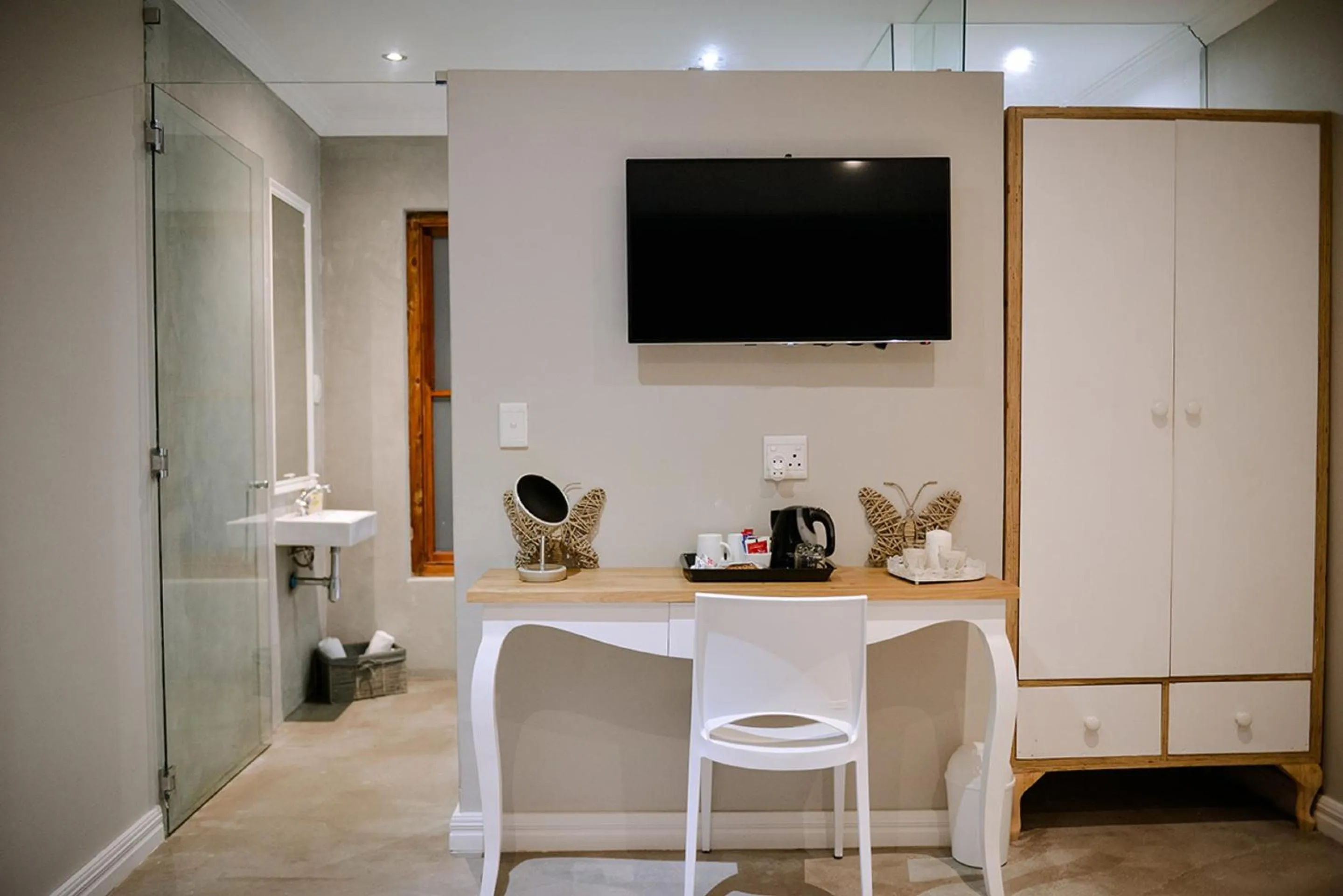 Coffee/tea facilities in Two Fat Owls Guesthouse