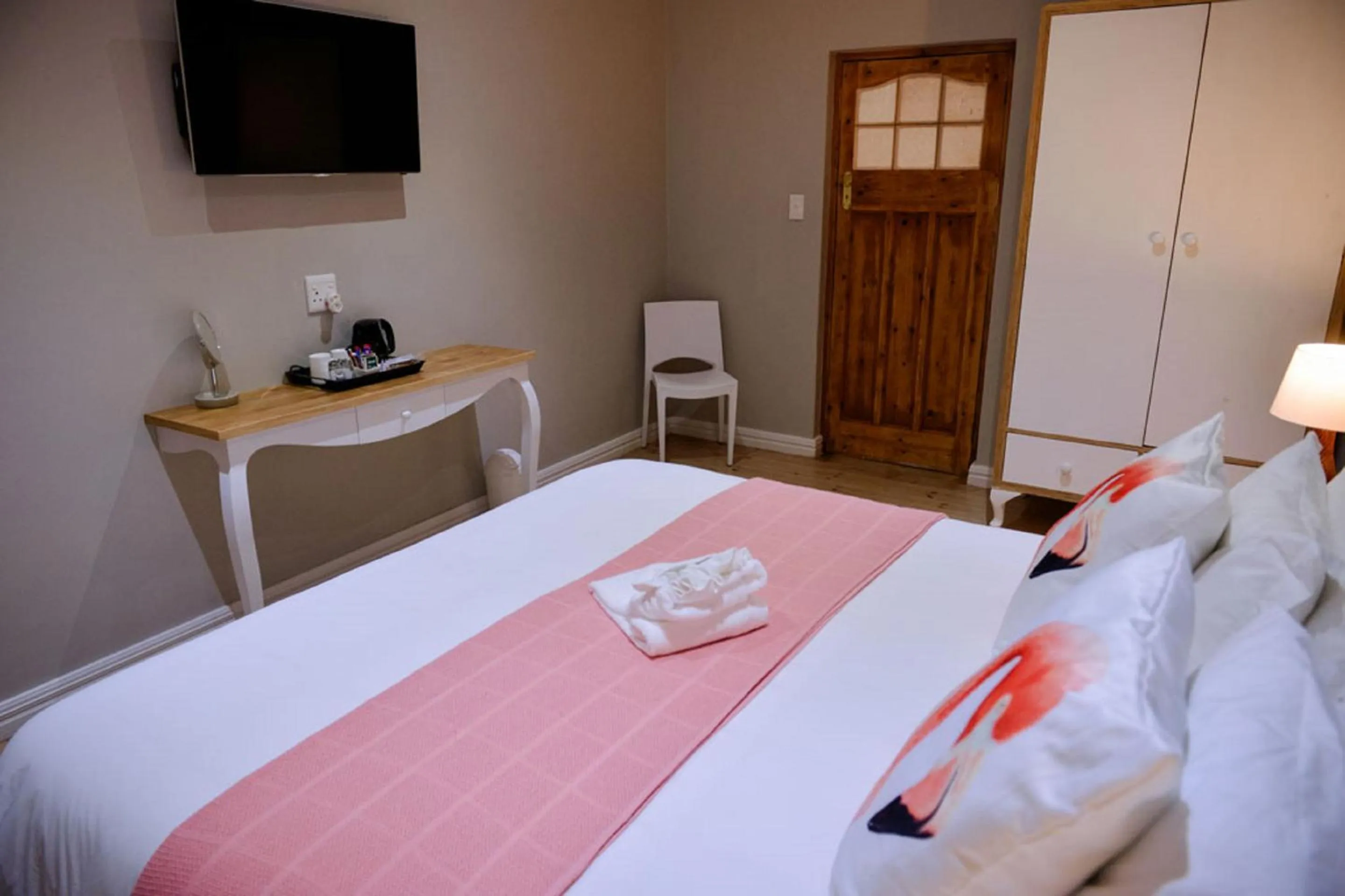 Communal lounge/ TV room, Bed in Two Fat Owls Guesthouse