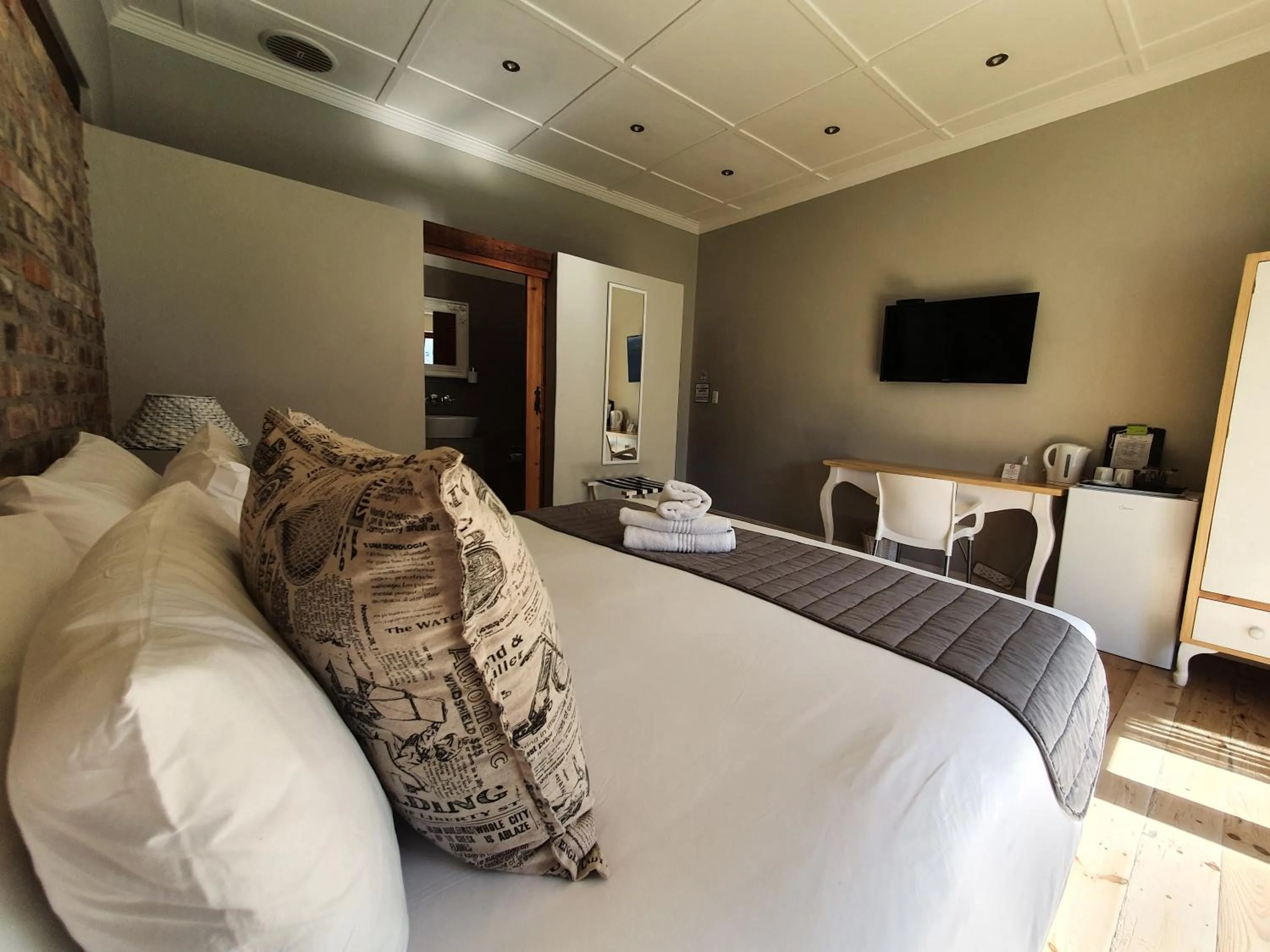 Photo of the whole room, Bed in Two Fat Owls Guesthouse