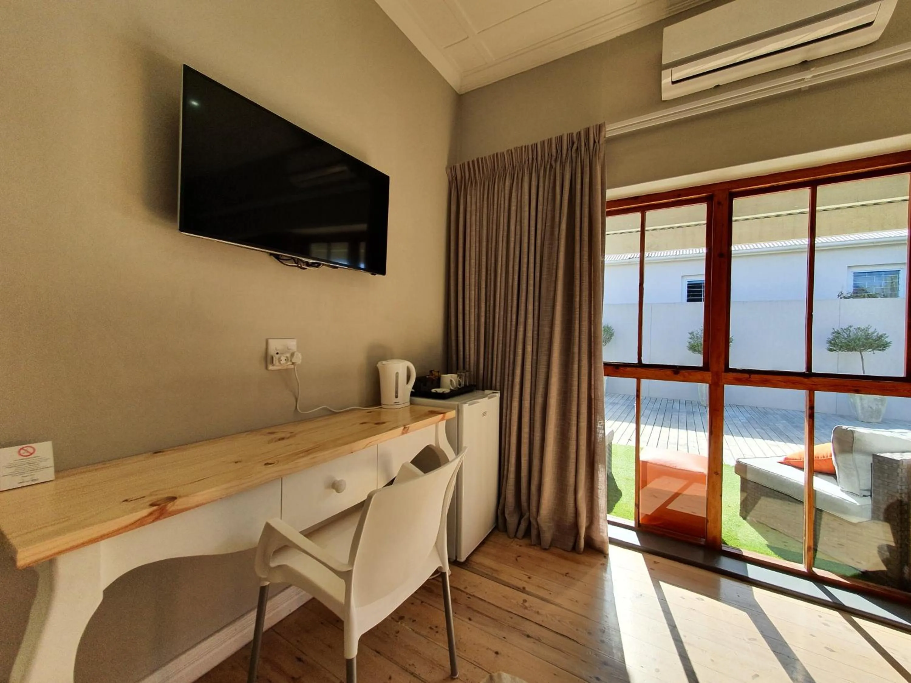 TV and multimedia in Two Fat Owls Guesthouse