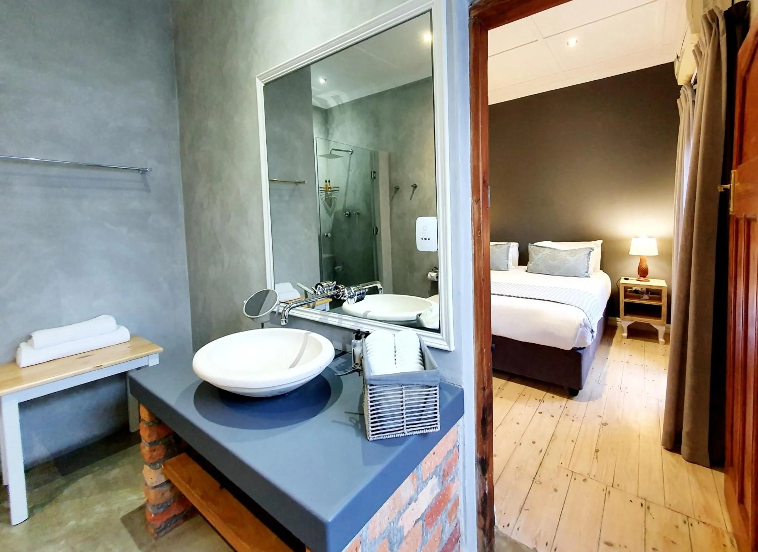 Bathroom, Bed in Two Fat Owls Guesthouse