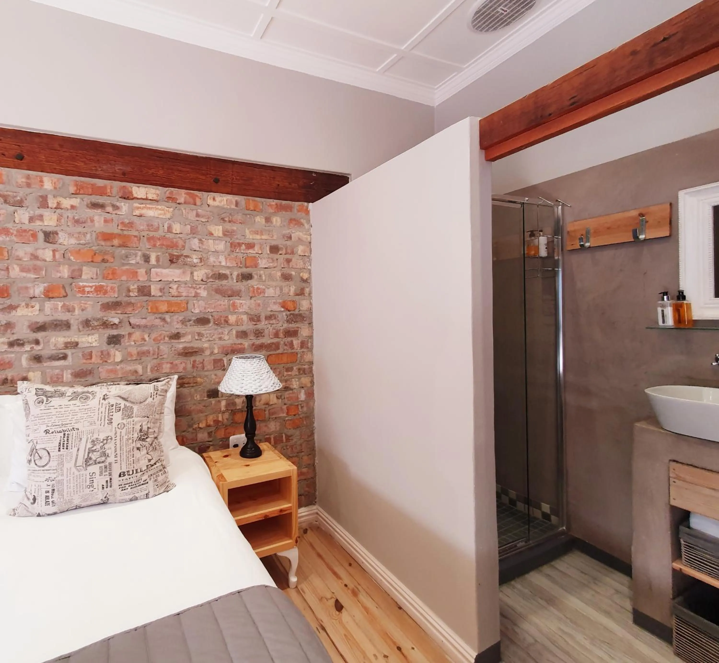 Bed in Two Fat Owls Guesthouse