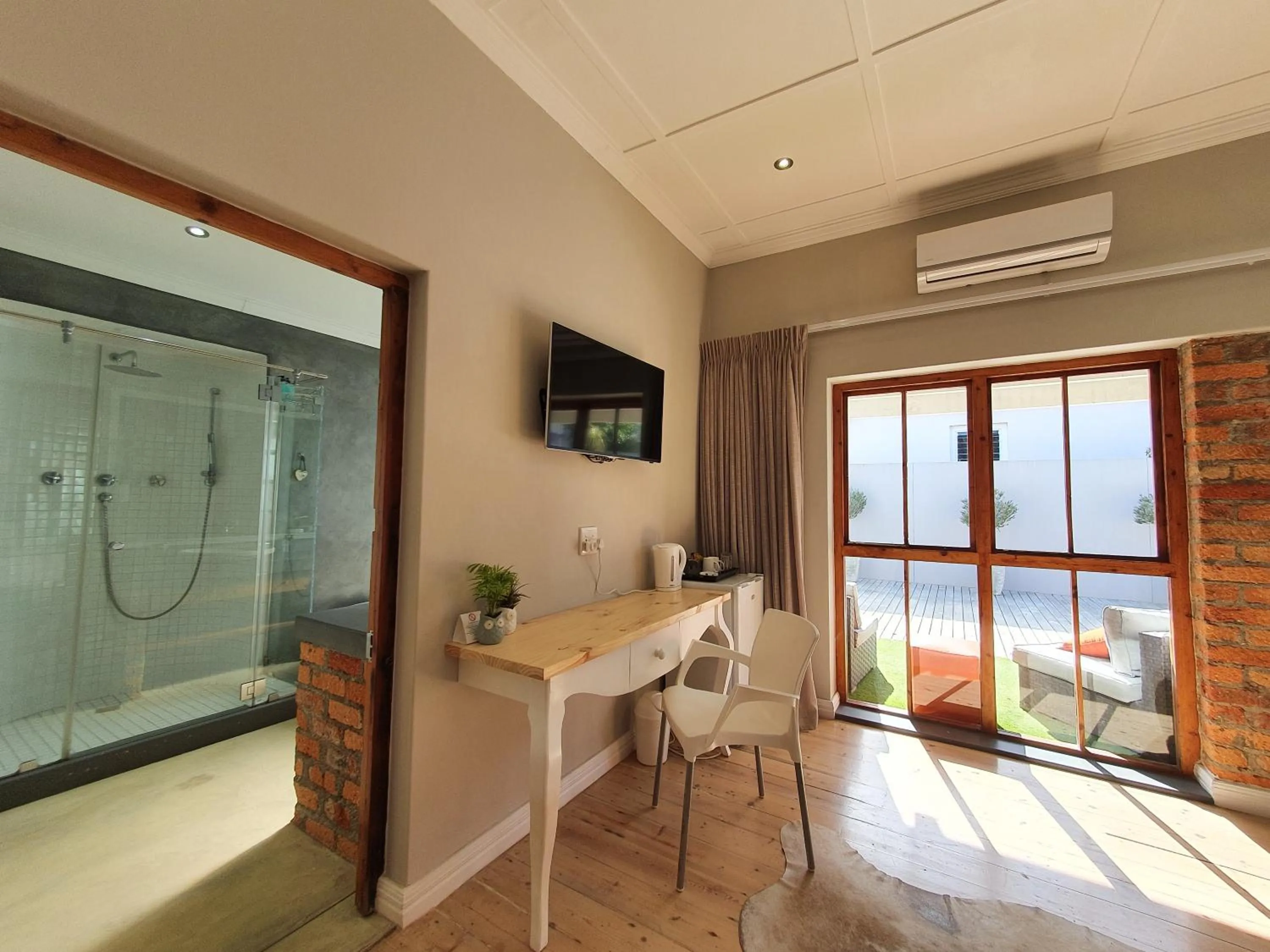 TV and multimedia in Two Fat Owls Guesthouse