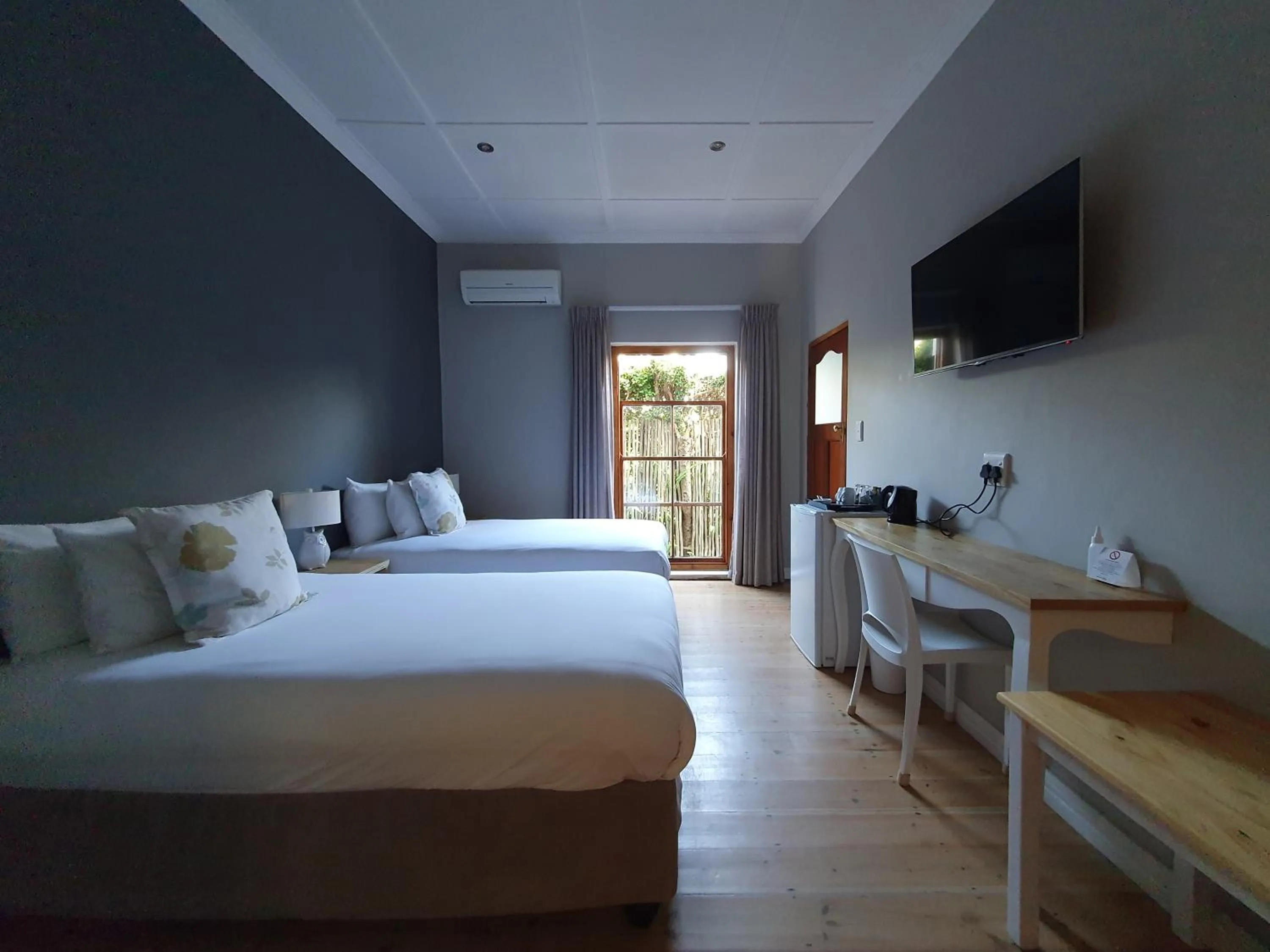 Photo of the whole room, Bed in Two Fat Owls Guesthouse