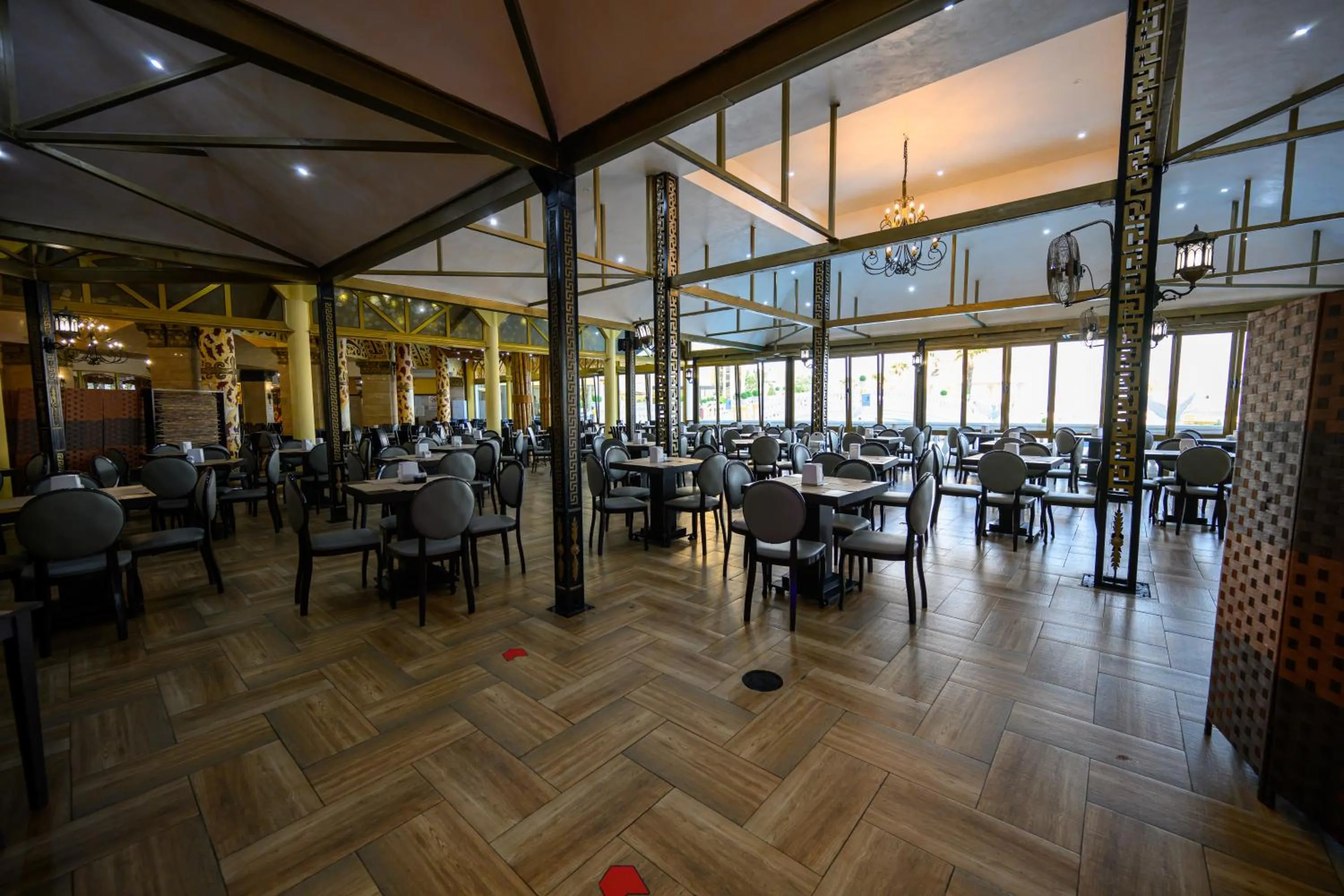 Restaurant/places to eat in Imperial Palace Hotel