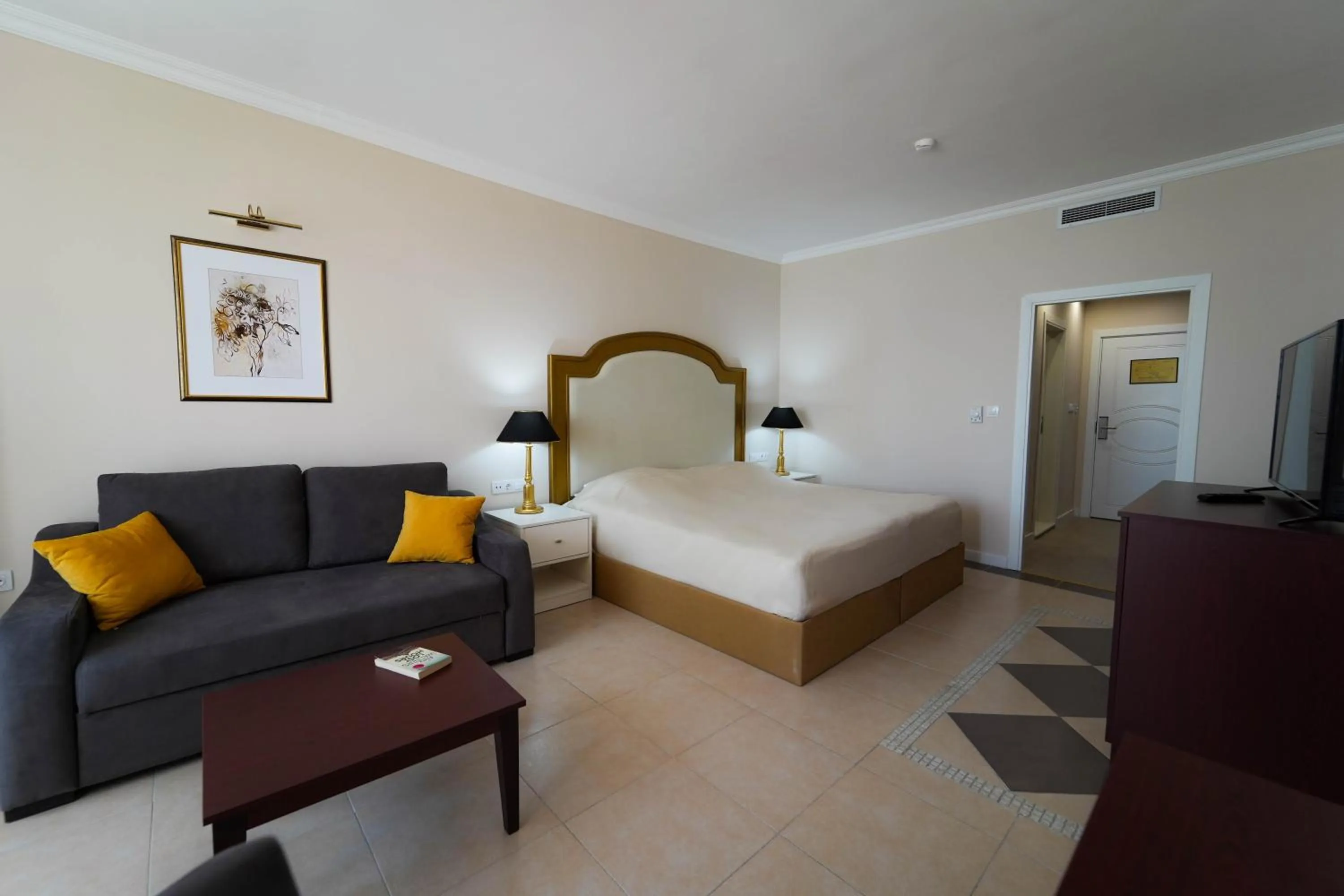 Photo of the whole room, Bed in Imperial Palace Hotel