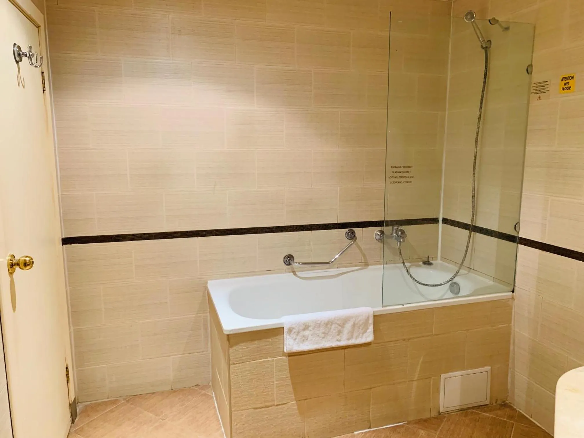 Bathroom in Imperial Palace Hotel