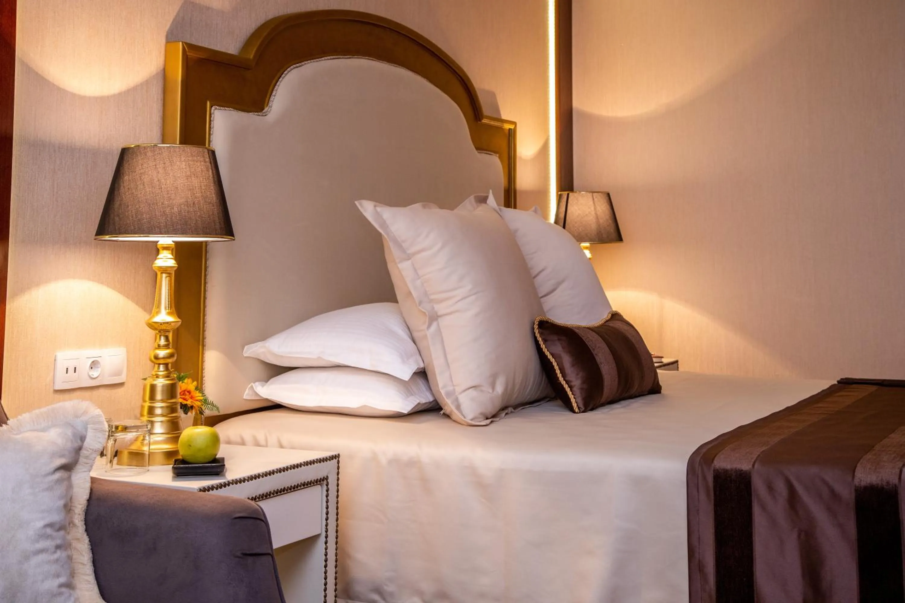 Photo of the whole room, Bed in Imperial Palace Hotel