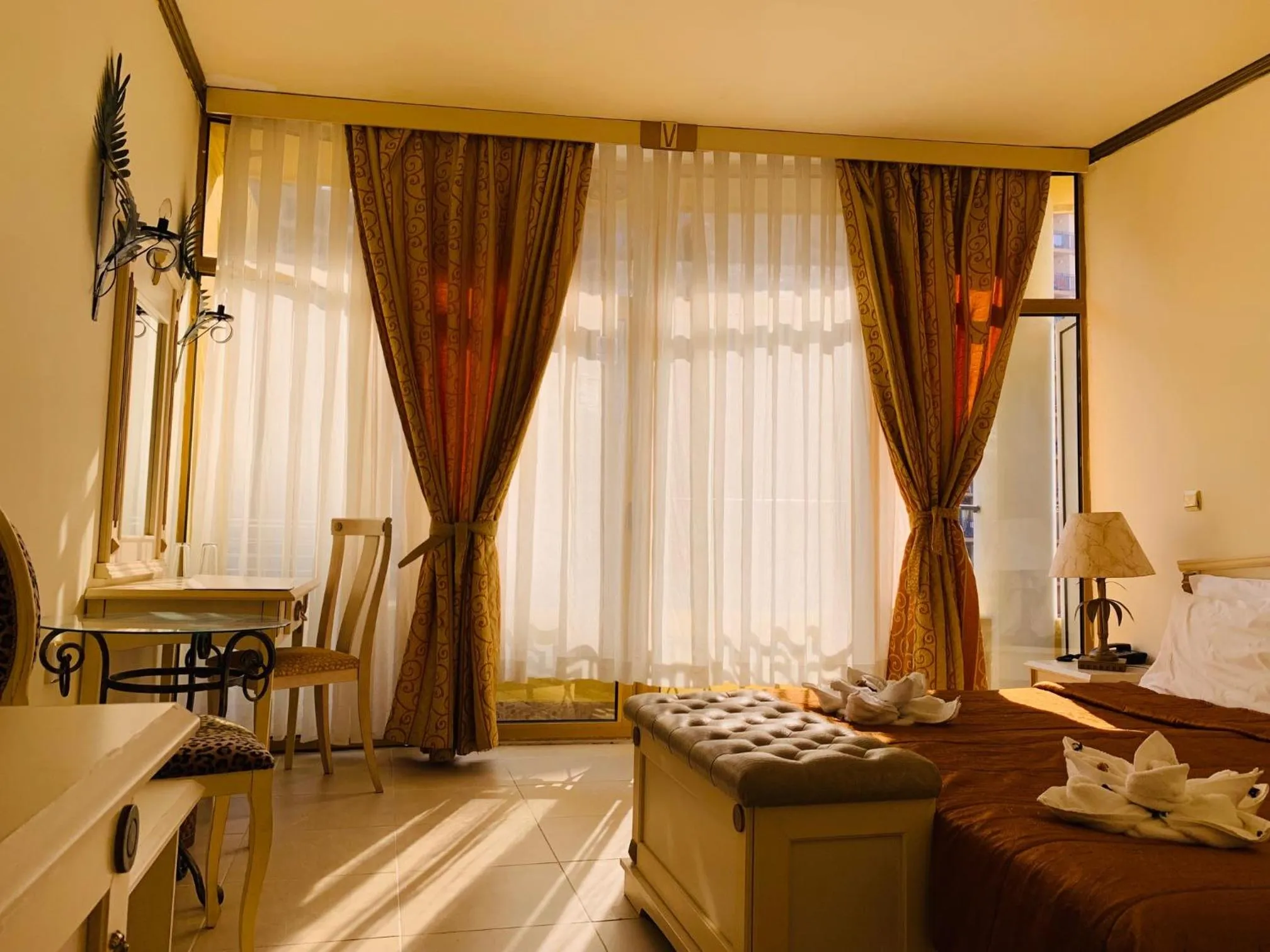 Seating area, Bed in Imperial Palace Hotel
