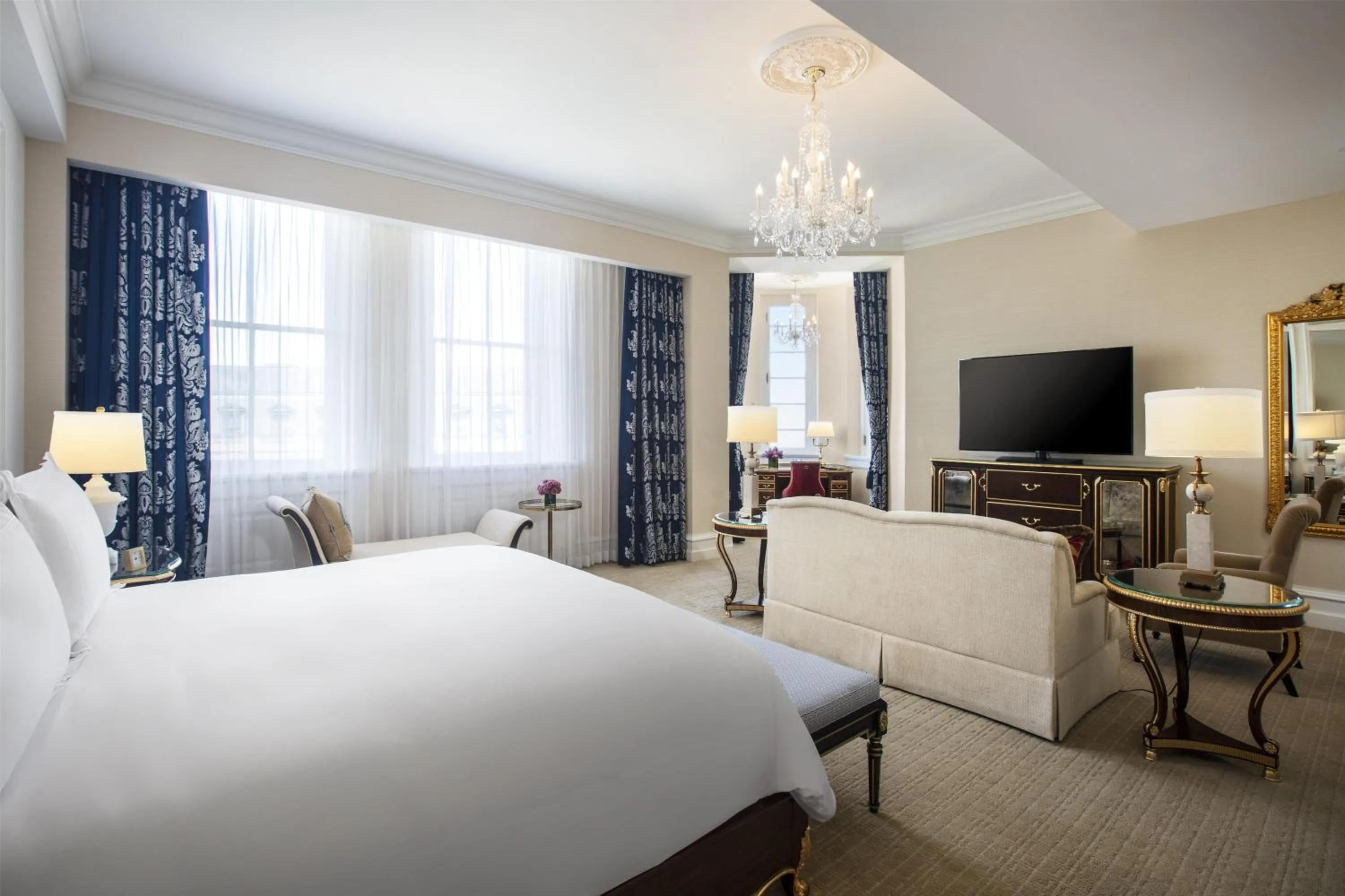 Living room, Bed in Waldorf Astoria Washington DC