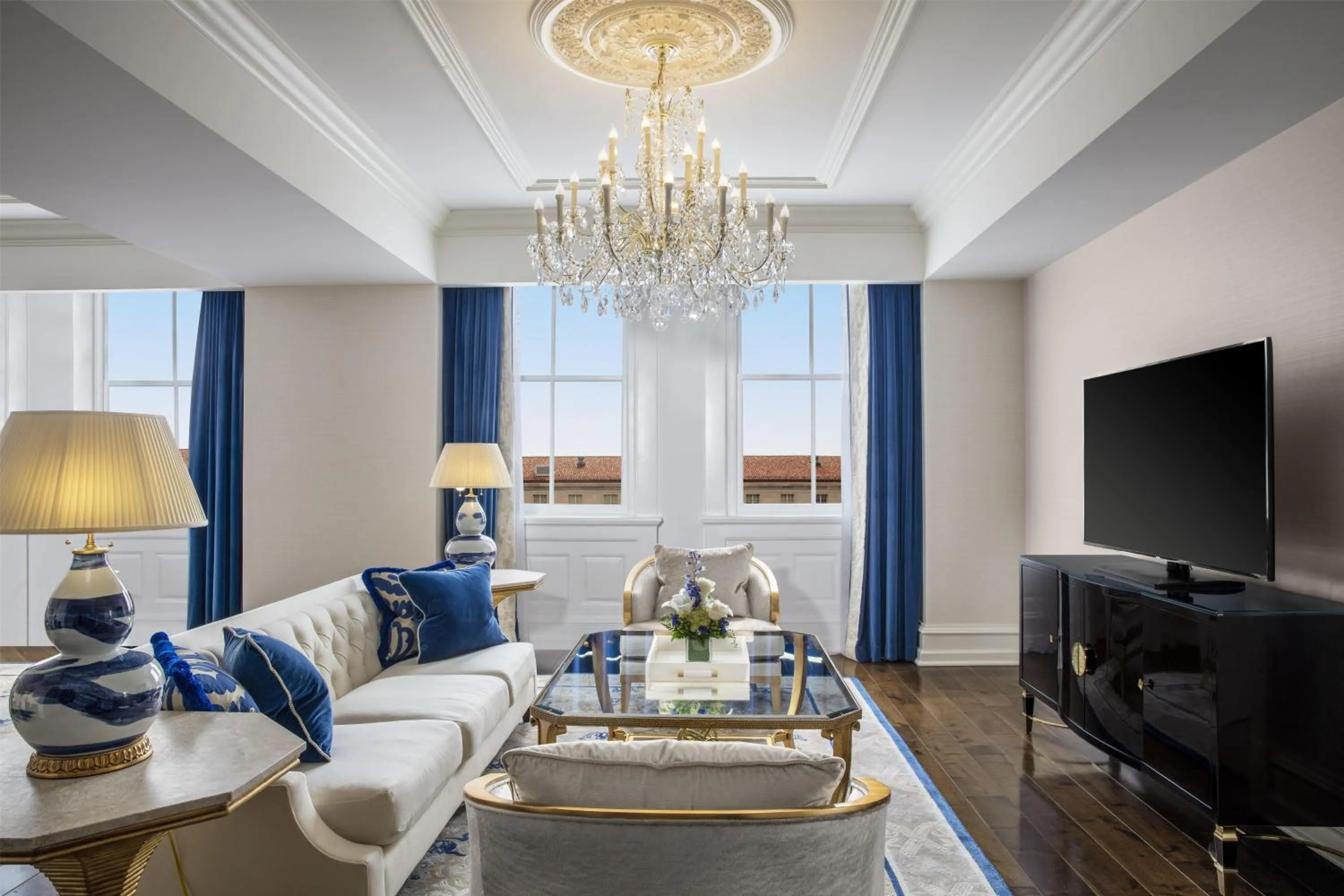 Living room in Waldorf Astoria Washington DC