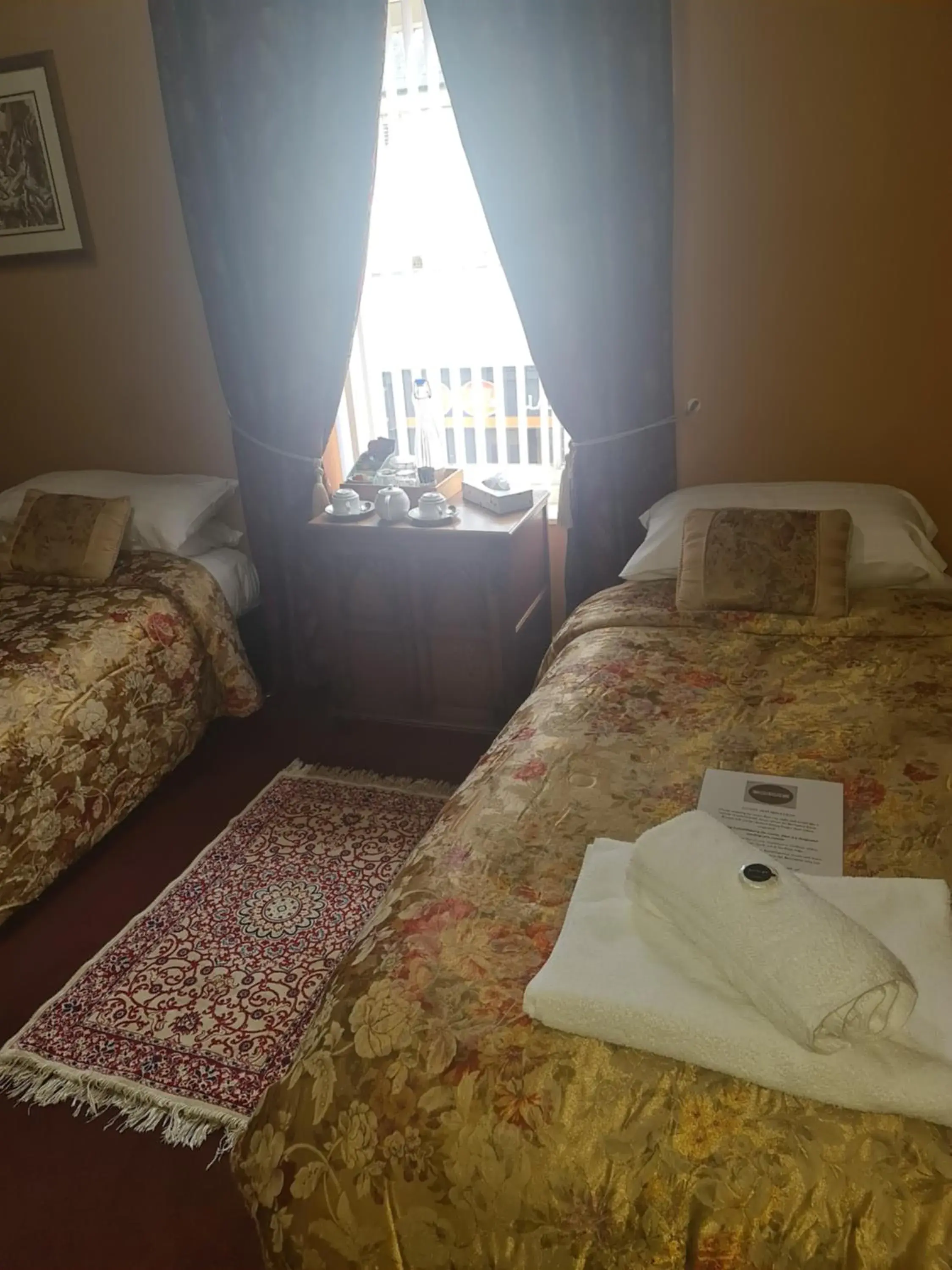 Small Twin Room - single occupancy in The Red Lion Small Twin Room - single occupancy in The Red Lion