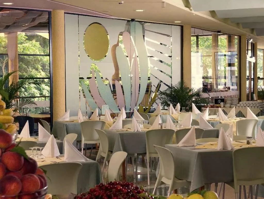 Restaurant/places to eat in Hotel Magnolia