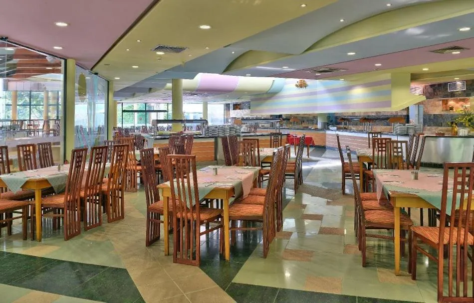 Restaurant/places to eat in Hotel Magnolia