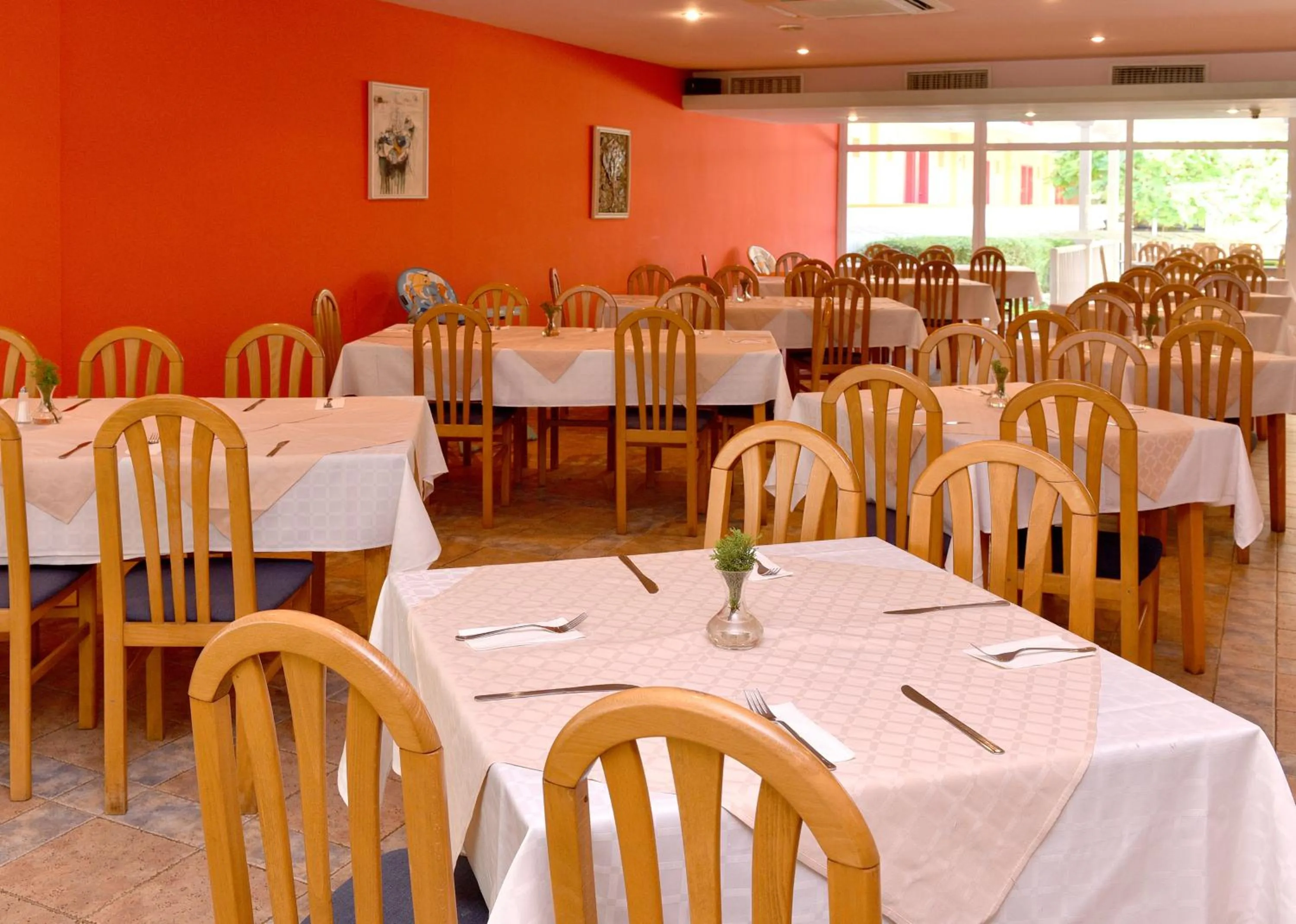 Restaurant/places to eat in Hotel Oasis