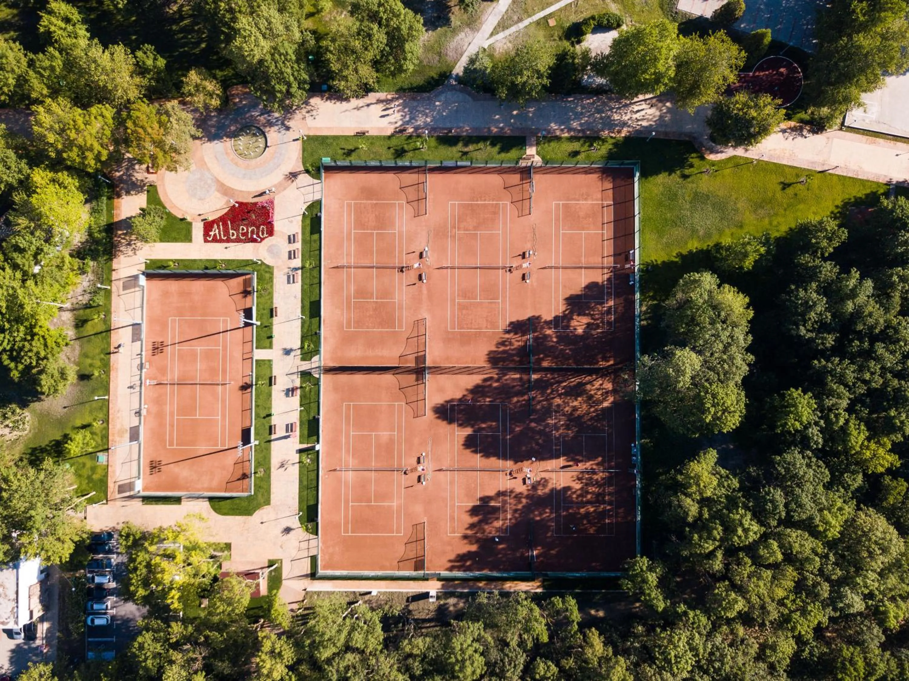 Tennis court in Hotel Oasis