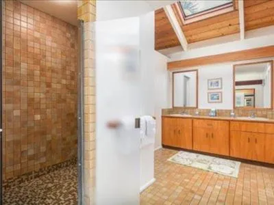 Shower in Kanaloa at Kona by OUTRIGGER