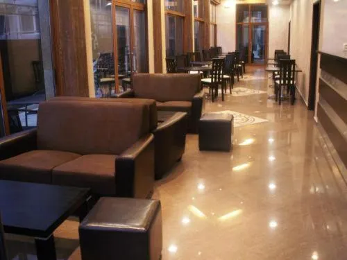 Restaurant/places to eat in Serenity Hotel