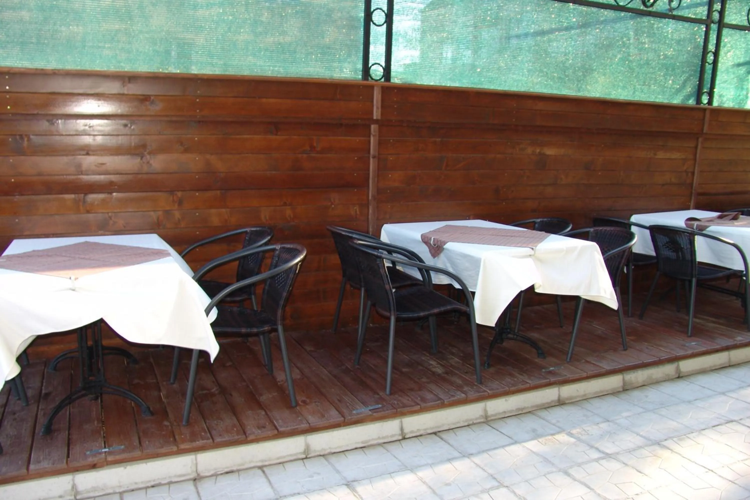 Restaurant/places to eat in Serenity Hotel