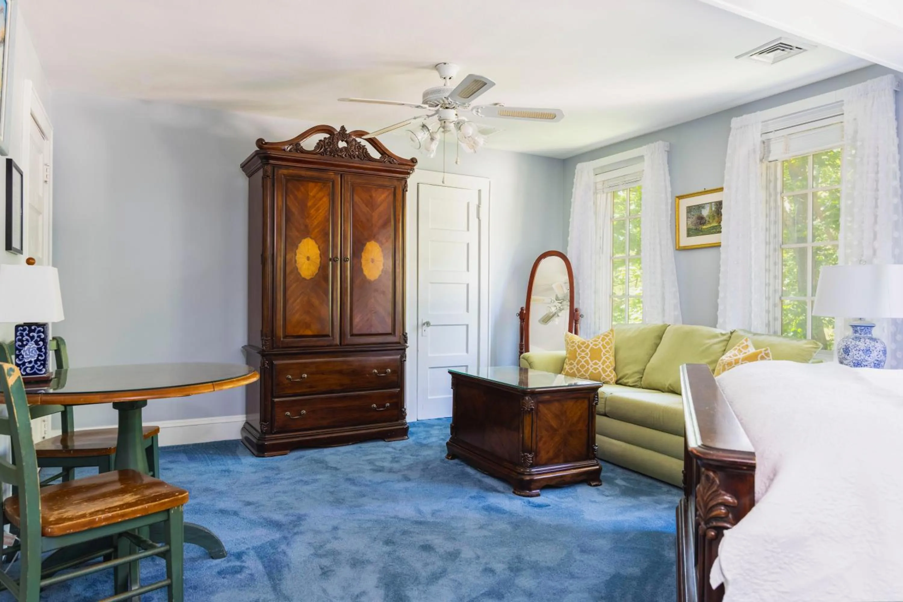 Seating area, Bed in The Villa Bed and Breakfast