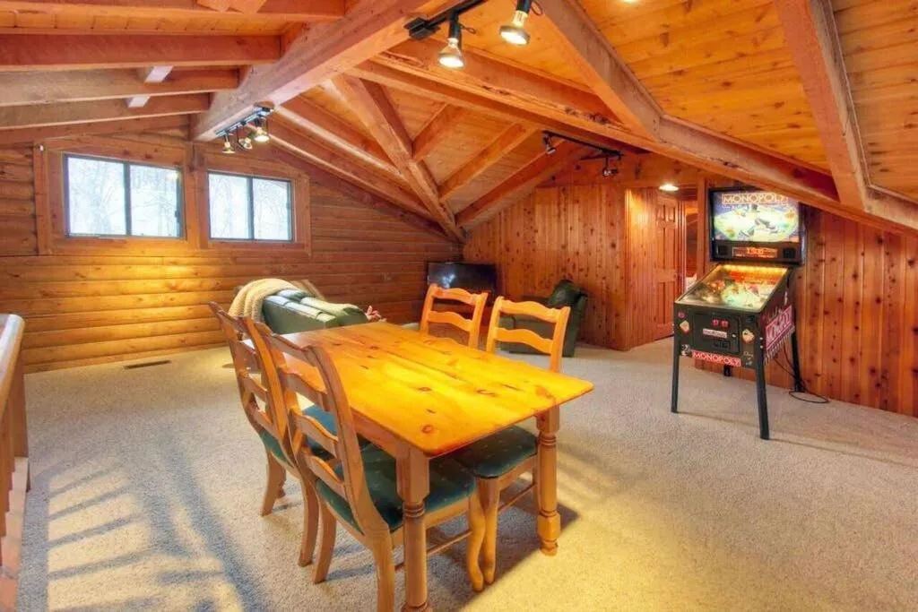 TV and multimedia in Log Cabin On The Stream Sundance, Utah