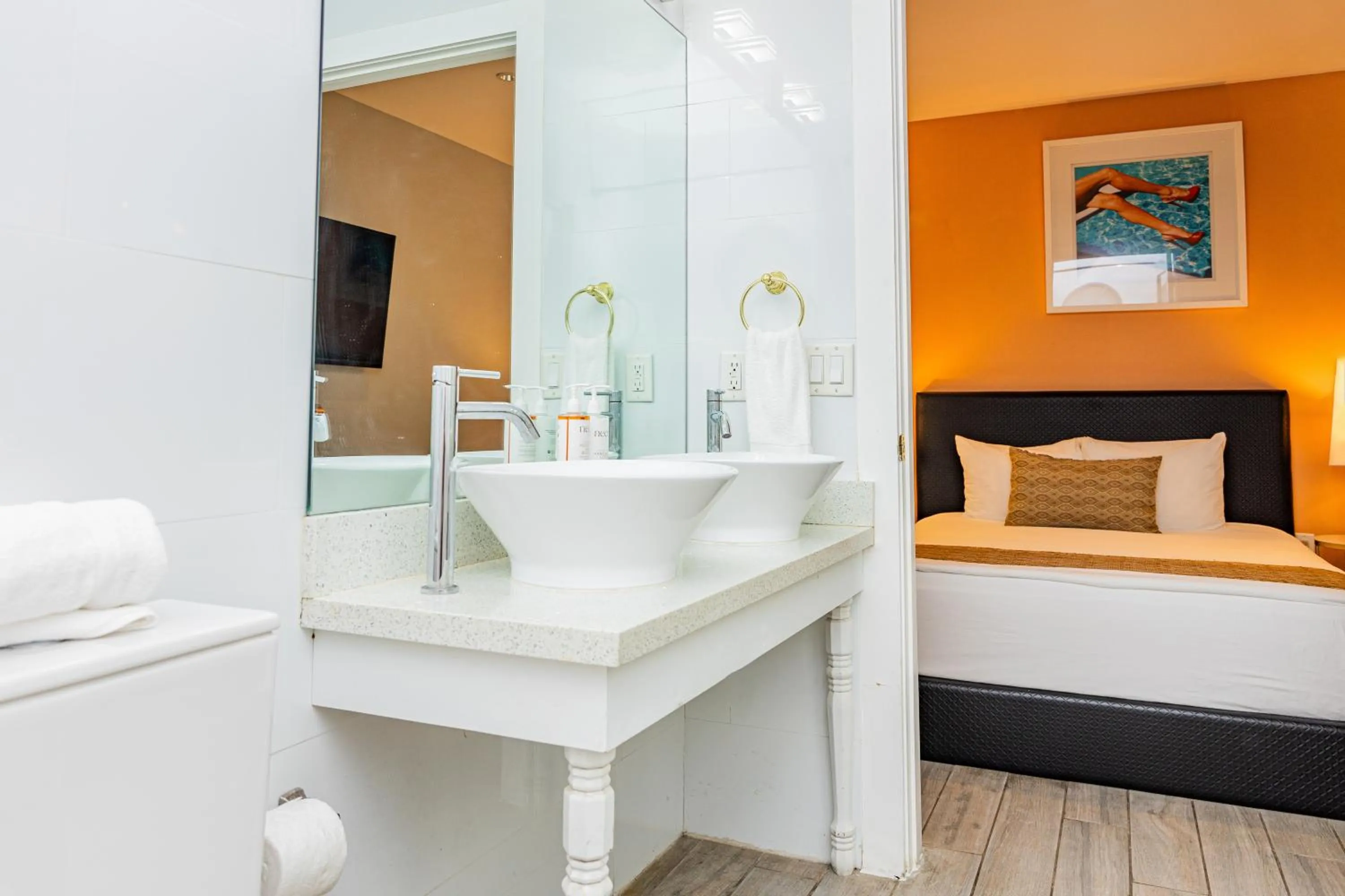 Bathroom, Bed in Oceanside Hotel and Suites