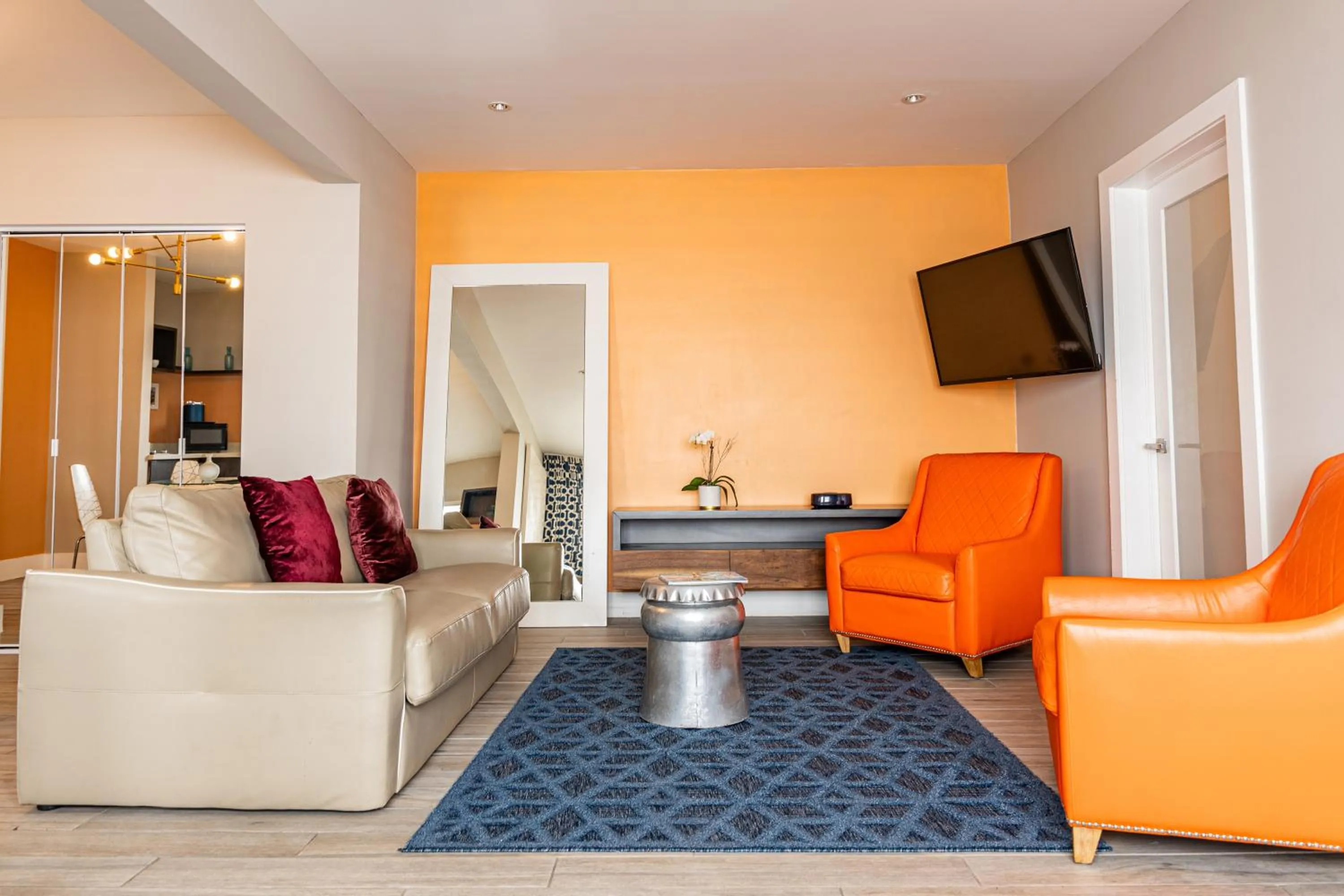 TV and multimedia in Oceanside Hotel and Suites