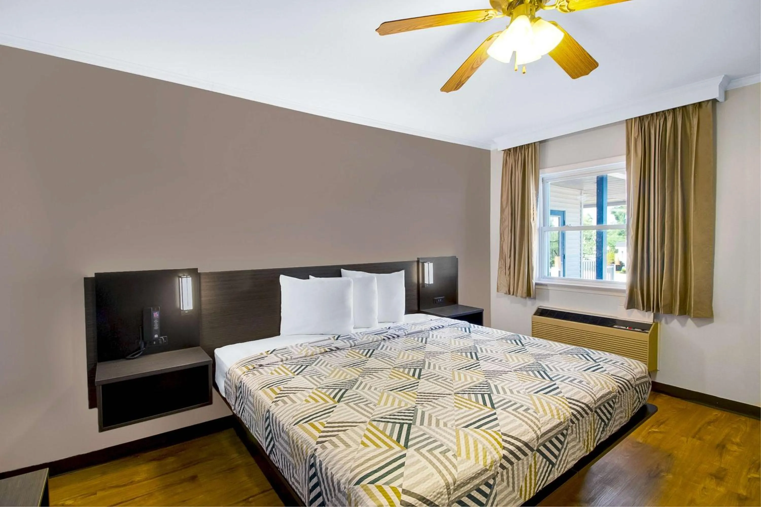 Photo of the whole room, Bed in Motel 6-Front Royal, VA