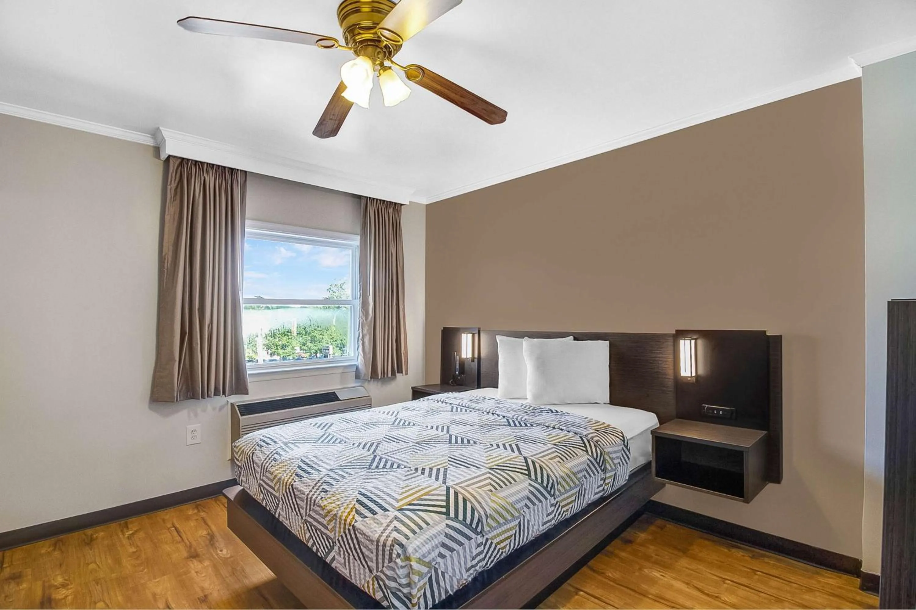 Photo of the whole room, Bed in Motel 6-Front Royal, VA