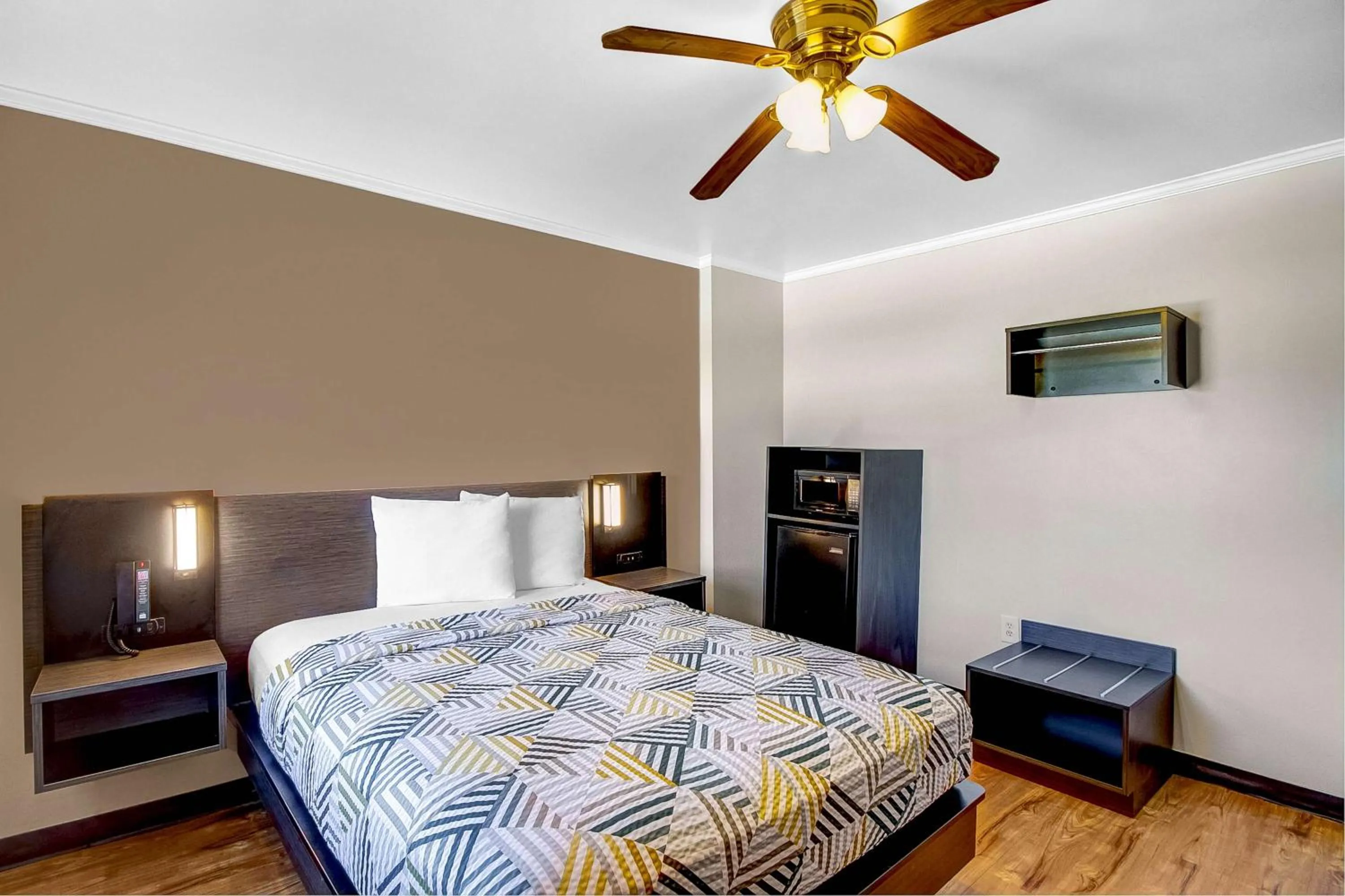 Photo of the whole room, Bed in Motel 6-Front Royal, VA