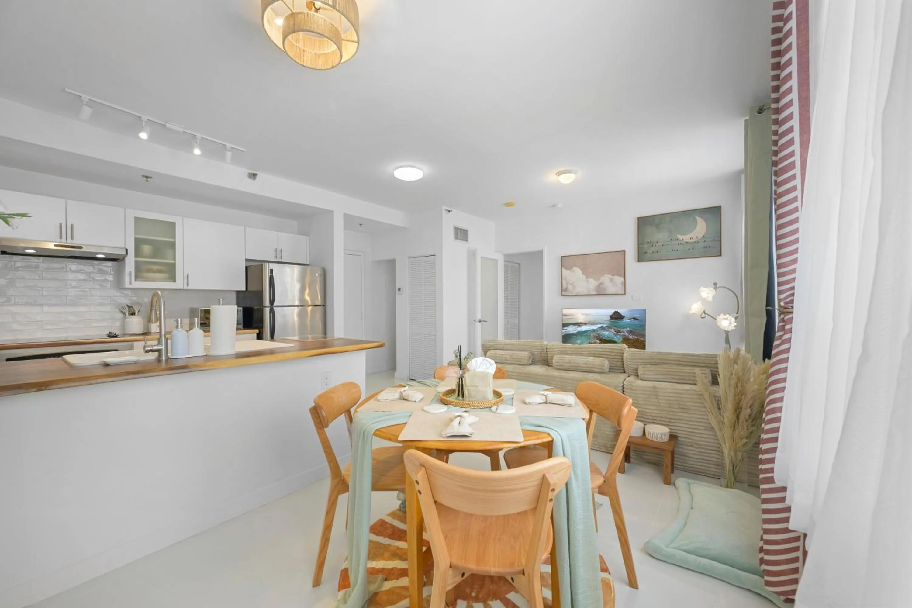 TV and multimedia in Sage on Ocean Drive Apartments