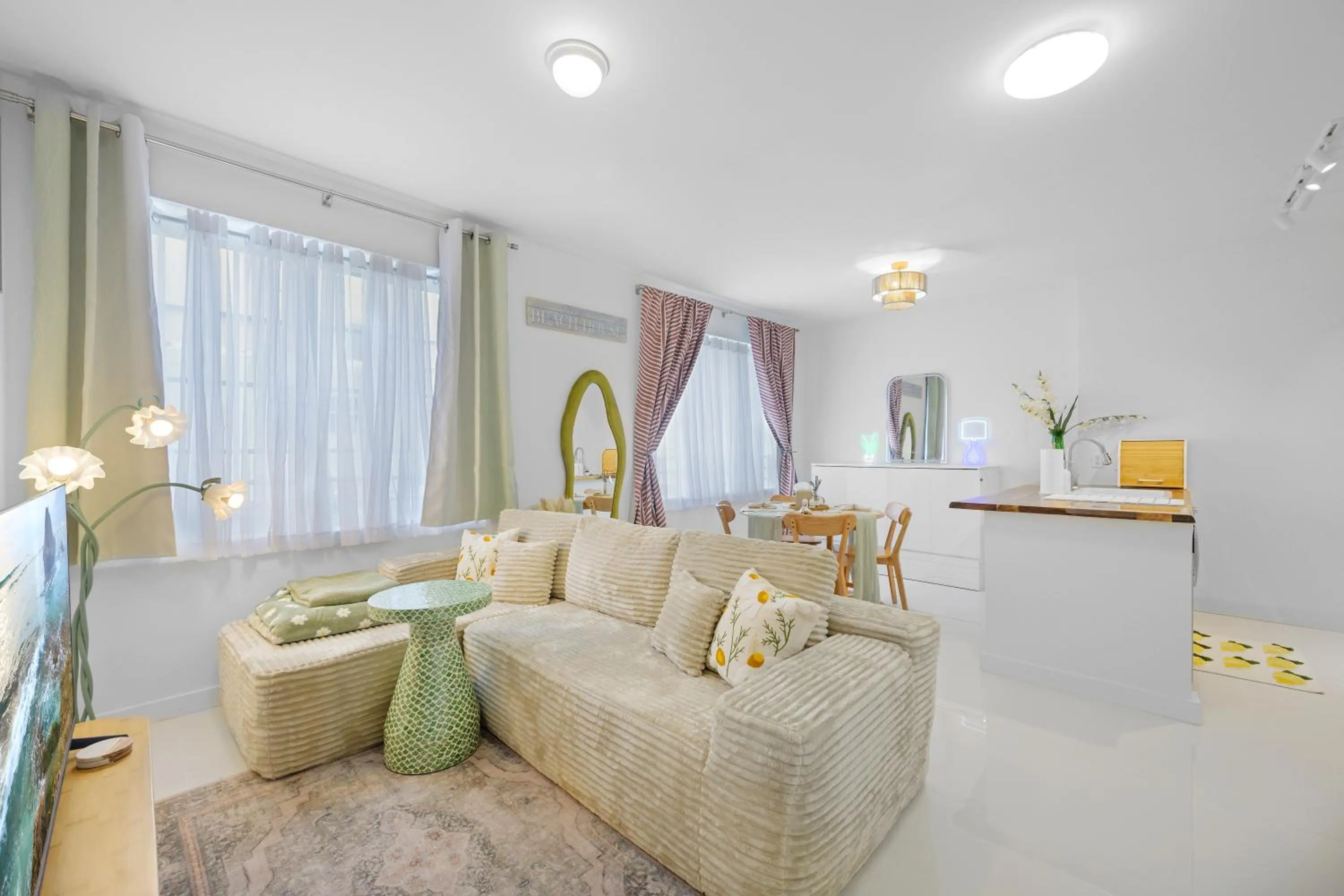 TV and multimedia in Sage on Ocean Drive Apartments