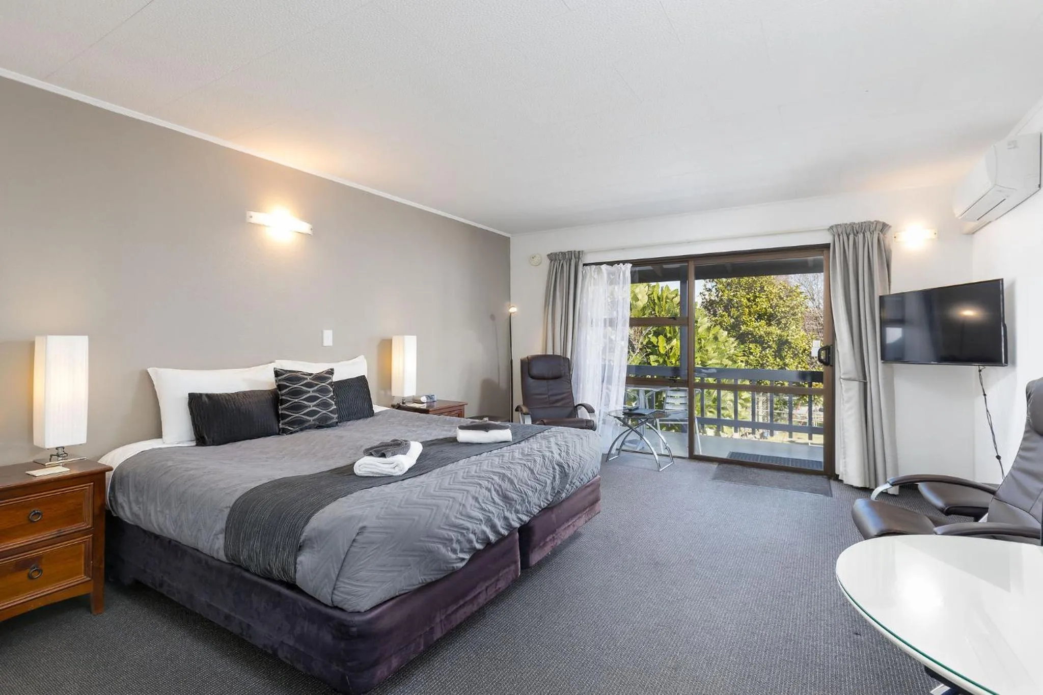 Bed in Kings Gate Motel