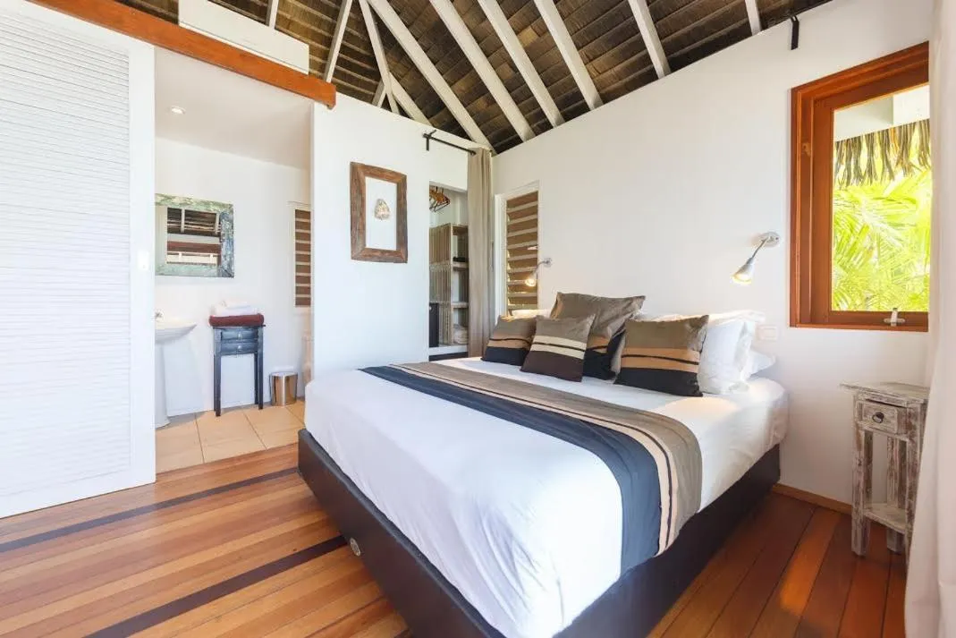 Bed in Moorea Beach Lodge