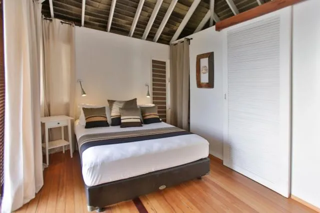 Bed in Moorea Beach Lodge