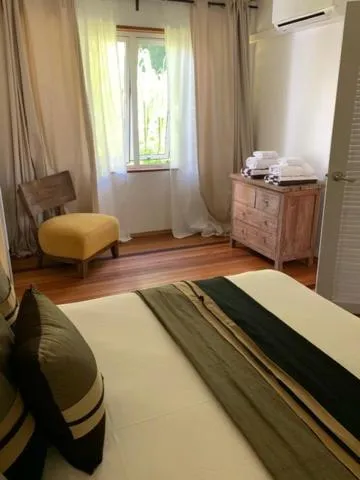 Bed in Moorea Beach Lodge