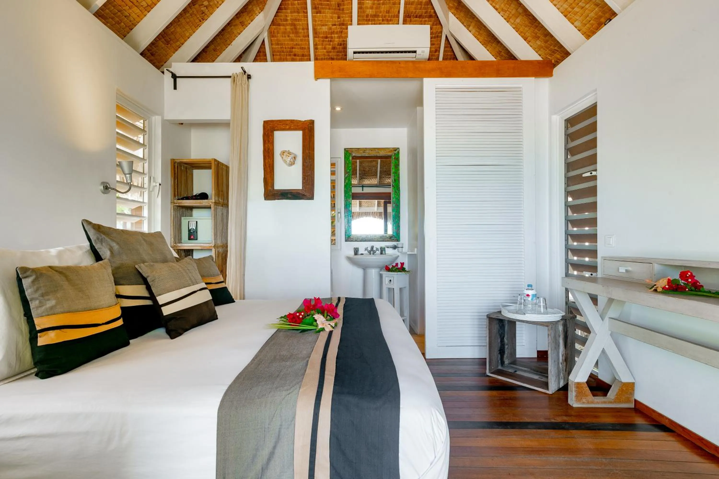 Bed in Moorea Beach Lodge