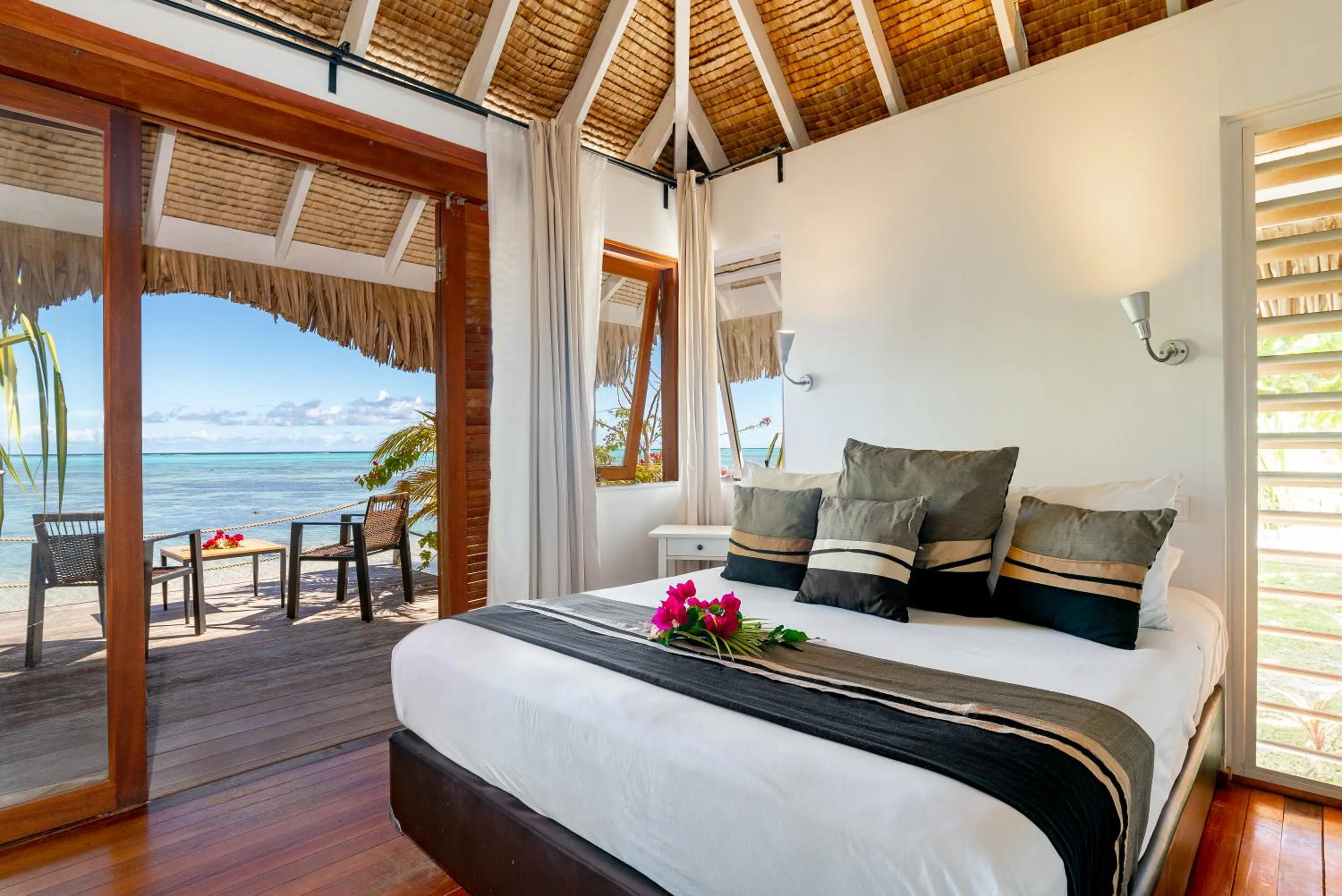 Bed in Moorea Beach Lodge