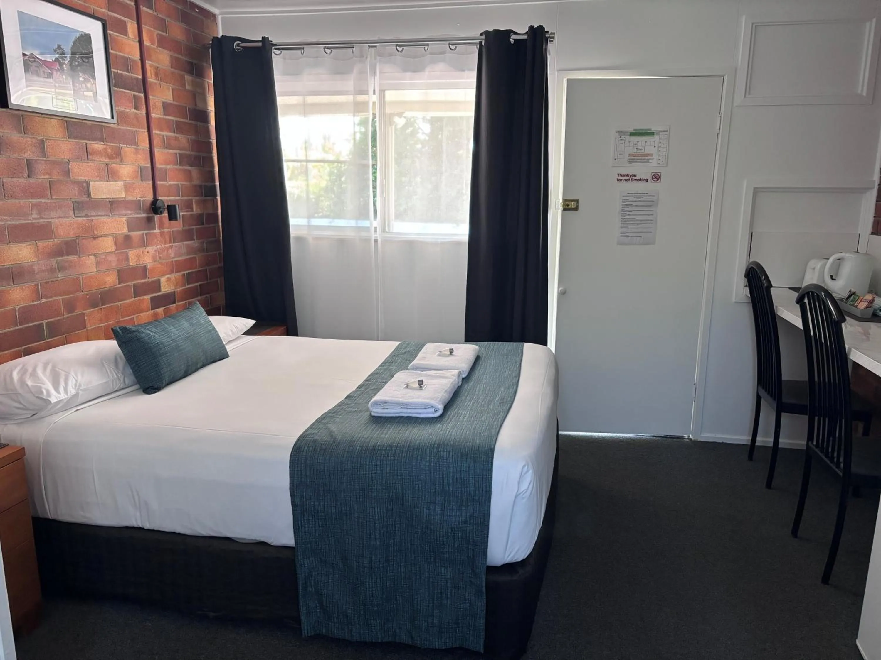 Bed in Avocado Motor Inn