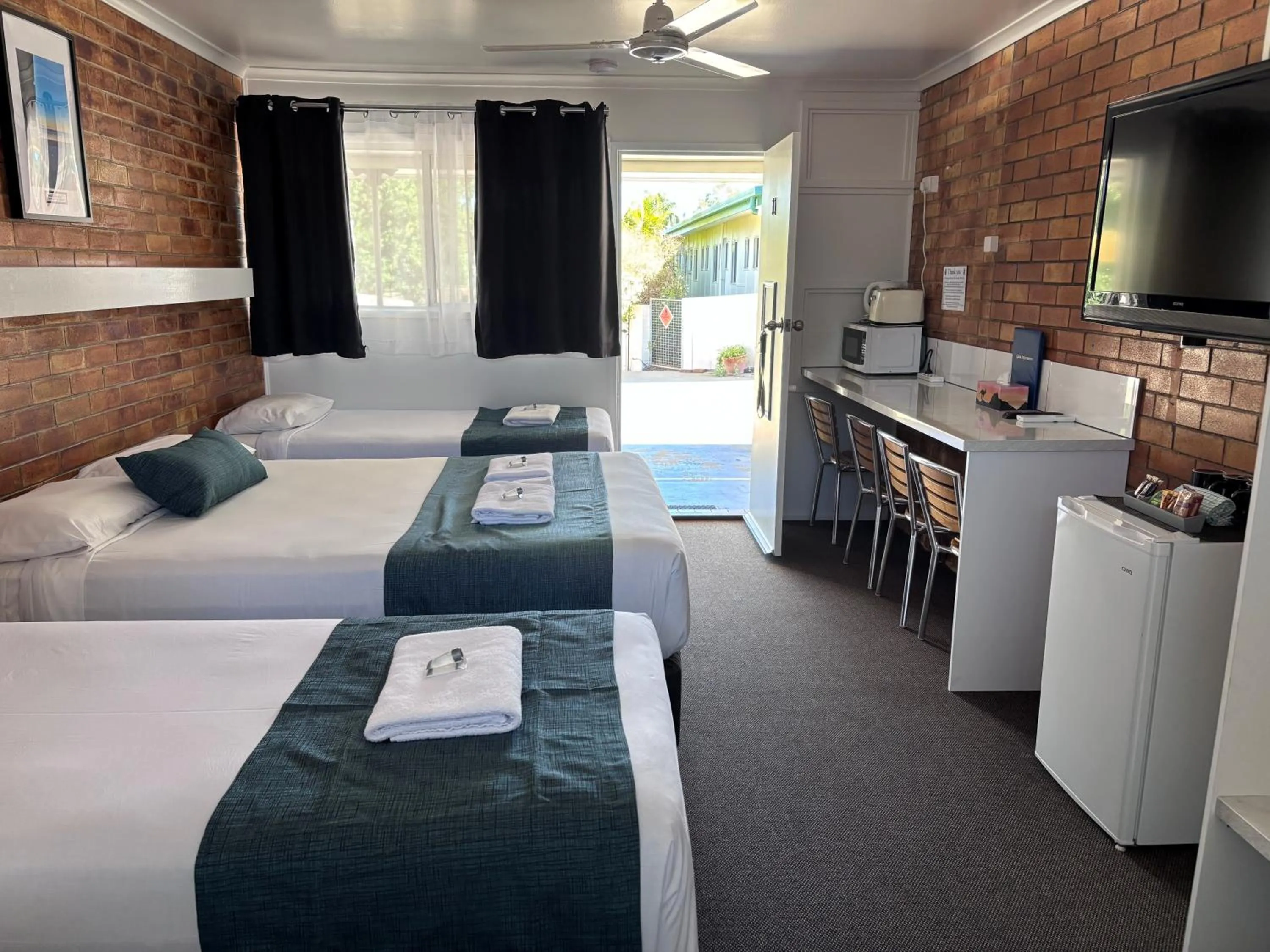 Bed in Avocado Motor Inn