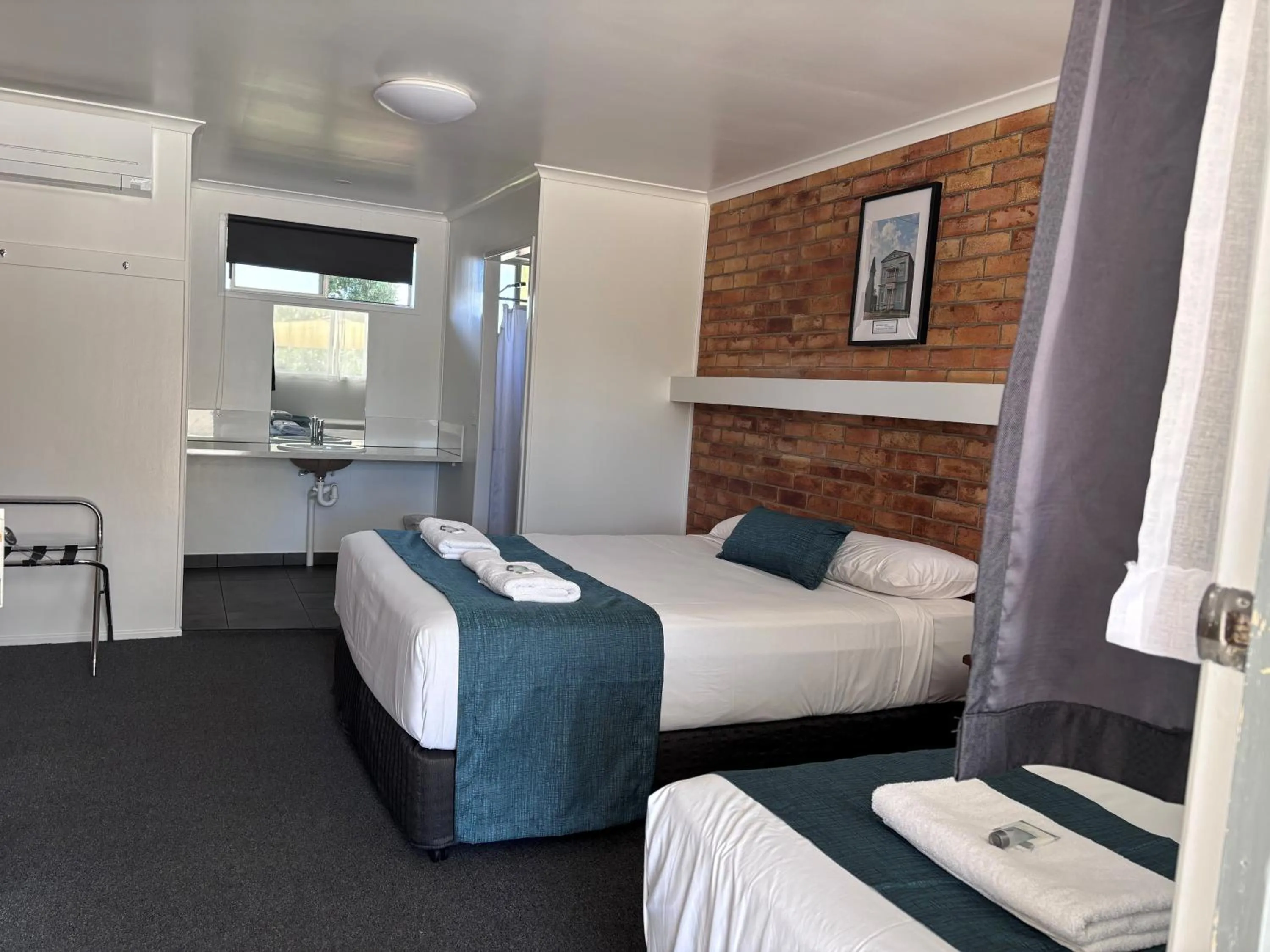 Bed in Avocado Motor Inn