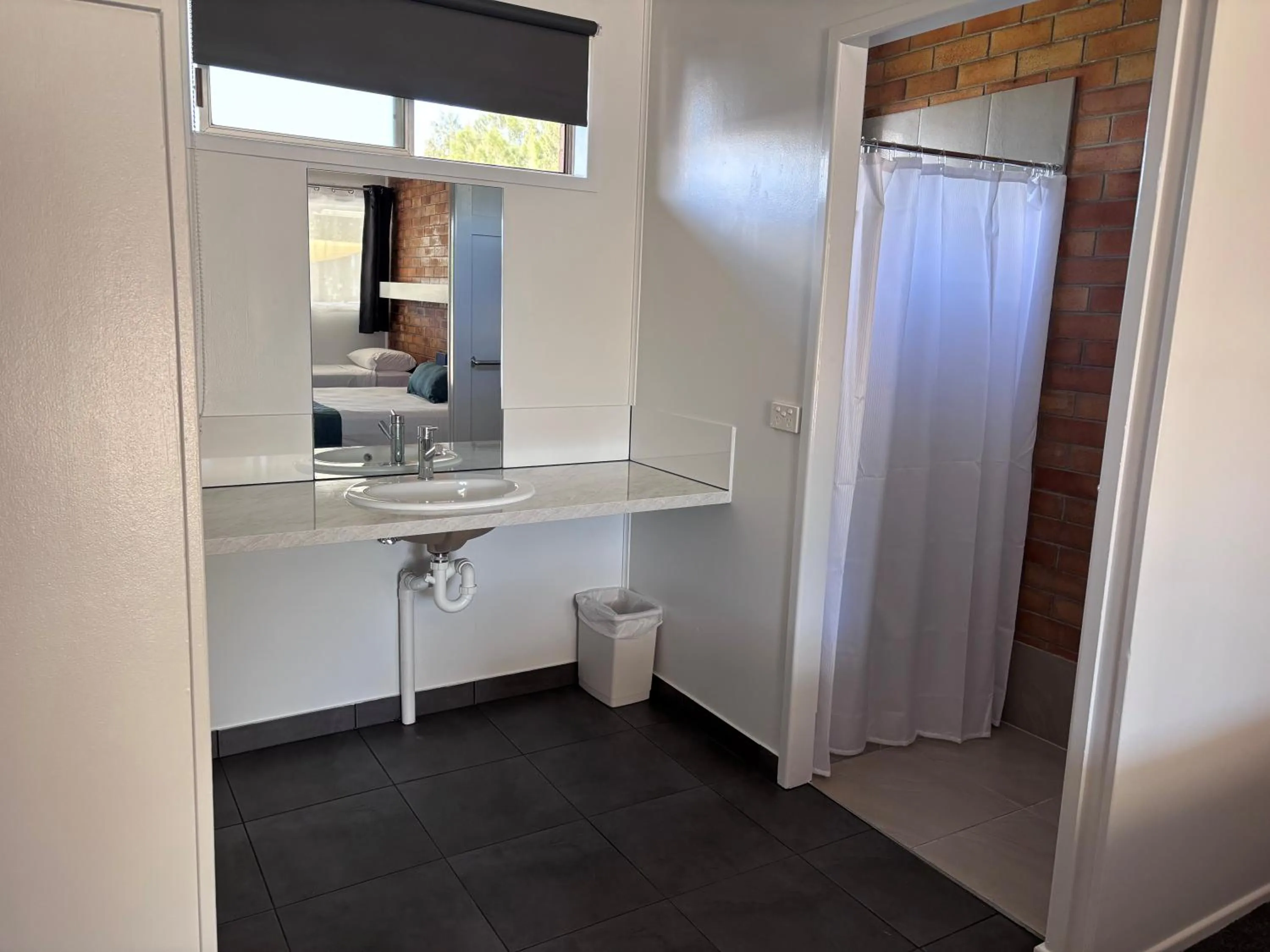 Shower in Avocado Motor Inn